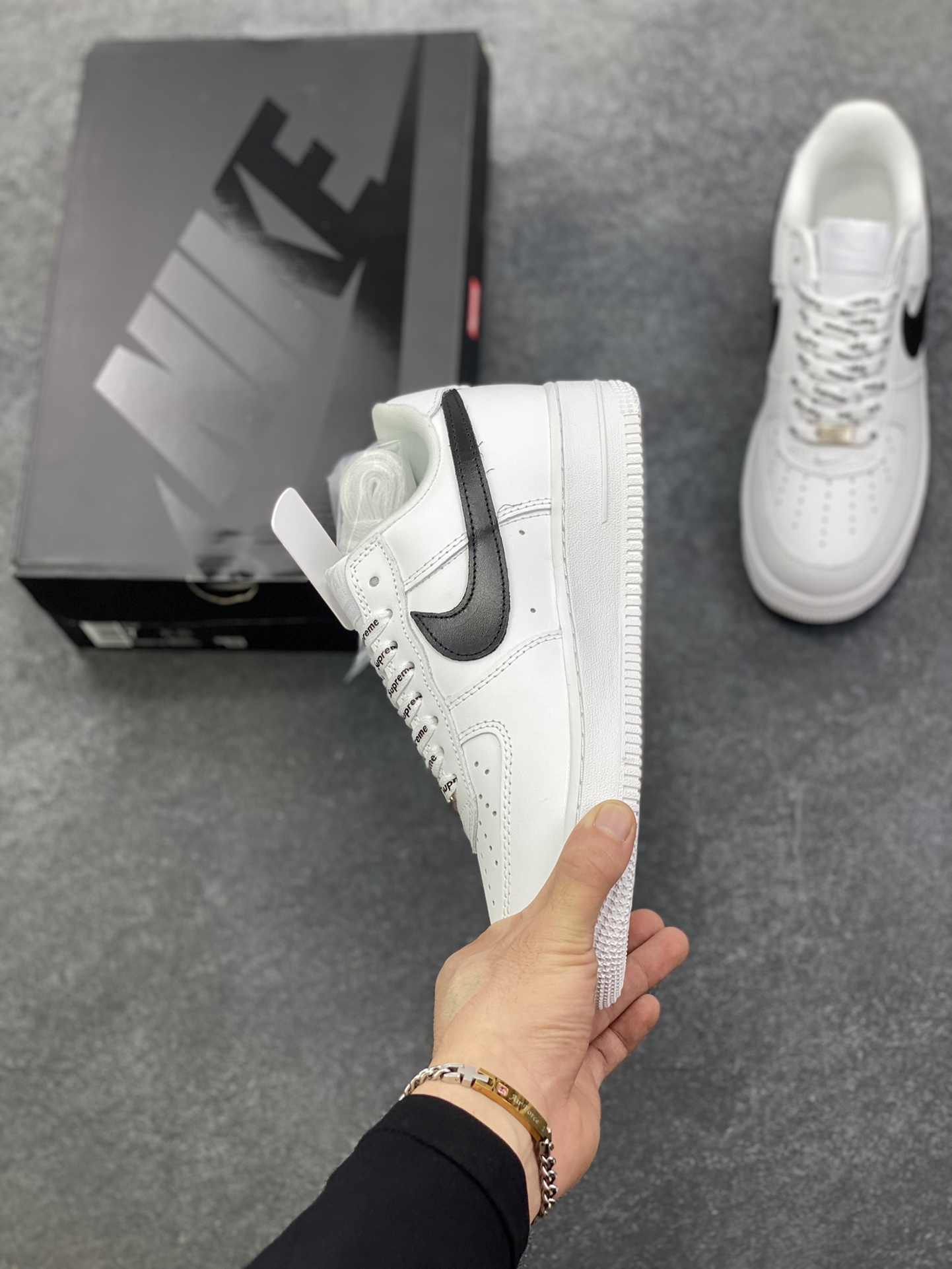 图片[3]-Nike Air Force 1 Low Supreme联名 空军一号低帮运动休闲板鞋 原楦头原纸板 打造纯正空军版型 专注外贸渠道 全掌内置蜂窝气垫 原盒配件 原厂中底钢印、拉帮完美 货号：CU9225-102 尺码：36 36.5 37.5 38 38.5 39 40 40.5 41 42 42.5 43 44 44.5 45-选品中心