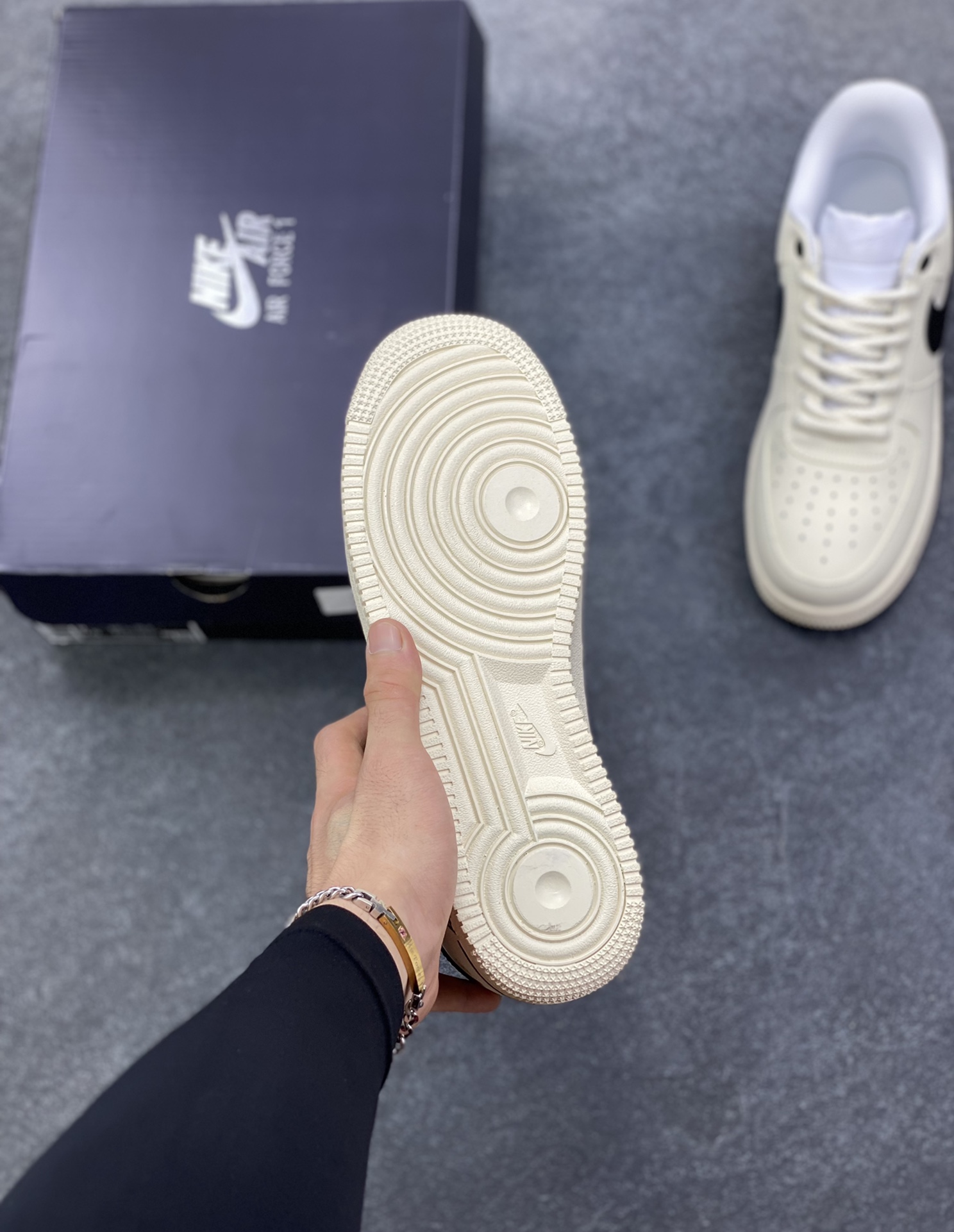 图片[5]-Nike Air Force 1 Low 奶油黑勾 原楦头原纸板 打造纯正空军版型 专注外贸渠道 全掌内置蜂窝气垫 原盒配件 原厂中底钢印、拉帮完美 货号：DD8959-100 尺码：36 36.5 37.5 38 38.5 39 40 40.5 41 42 42.5 43 44 44.5 45-选品中心
