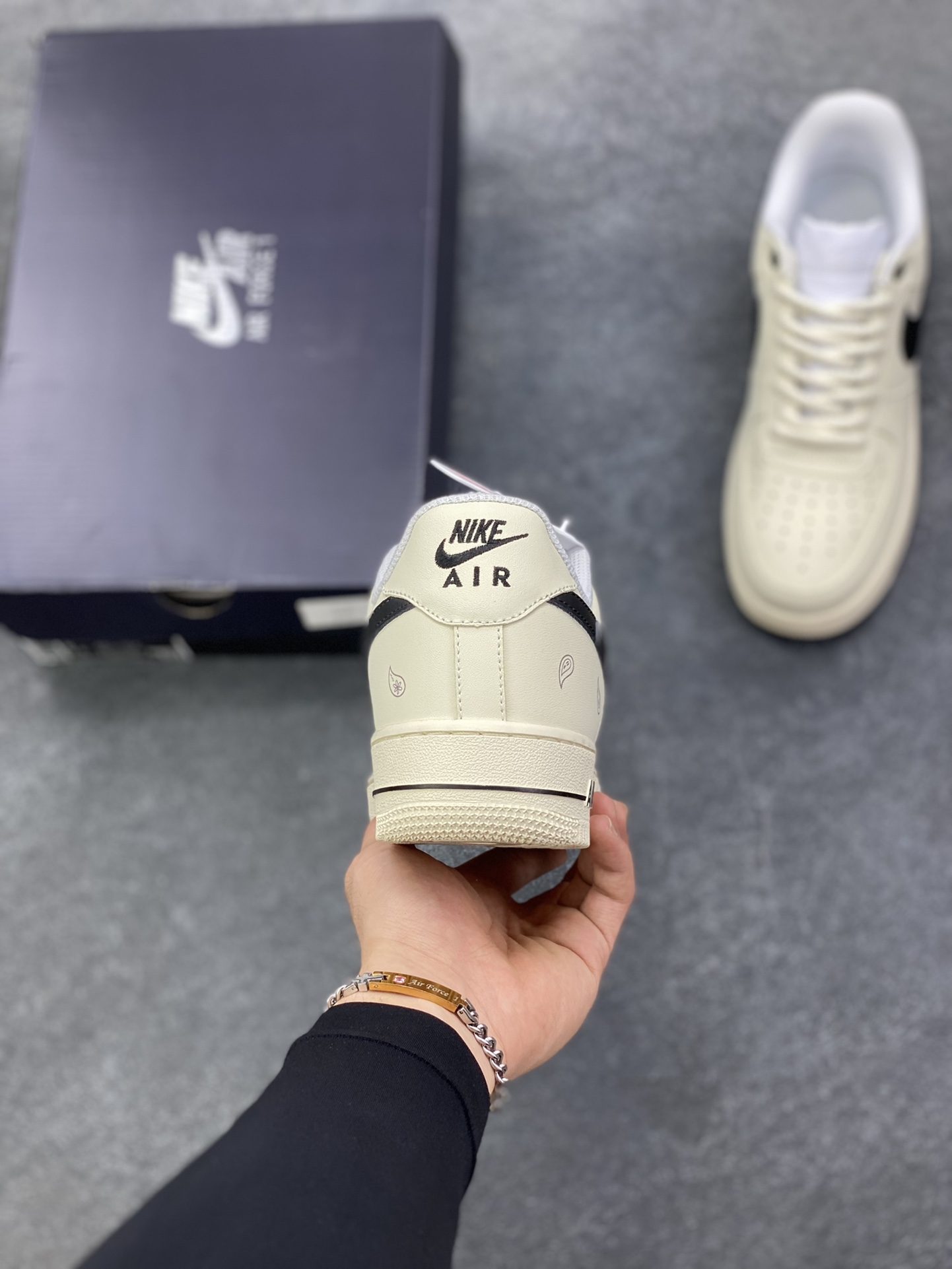 图片[4]-Nike Air Force 1 Low 奶油黑勾 原楦头原纸板 打造纯正空军版型 专注外贸渠道 全掌内置蜂窝气垫 原盒配件 原厂中底钢印、拉帮完美 货号：DD8959-100 尺码：36 36.5 37.5 38 38.5 39 40 40.5 41 42 42.5 43 44 44.5 45-选品中心