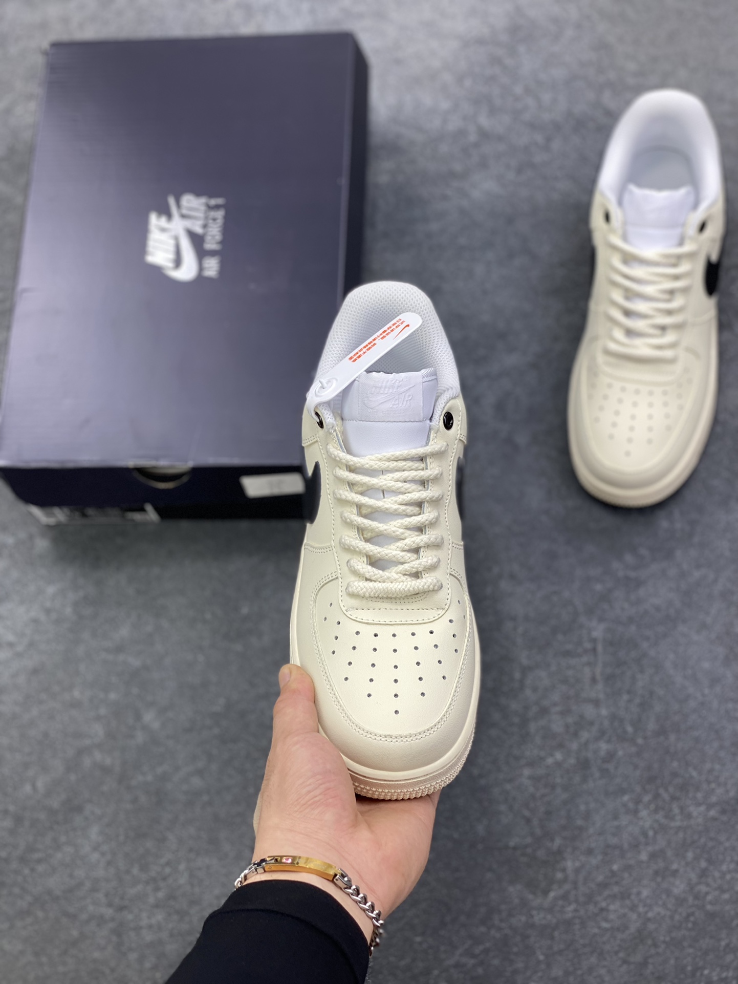 图片[2]-Nike Air Force 1 Low 奶油黑勾 原楦头原纸板 打造纯正空军版型 专注外贸渠道 全掌内置蜂窝气垫 原盒配件 原厂中底钢印、拉帮完美 货号：DD8959-100 尺码：36 36.5 37.5 38 38.5 39 40 40.5 41 42 42.5 43 44 44.5 45-选品中心