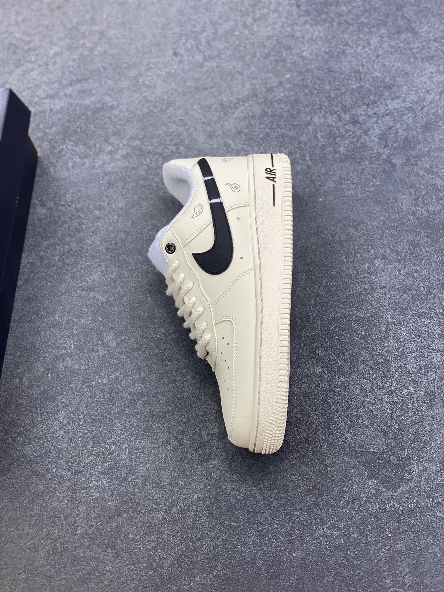 图片[7]-Nike Air Force 1 Low 奶油黑勾 原楦头原纸板 打造纯正空军版型 专注外贸渠道 全掌内置蜂窝气垫 原盒配件 原厂中底钢印、拉帮完美 货号：DD8959-100 尺码：36 36.5 37.5 38 38.5 39 40 40.5 41 42 42.5 43 44 44.5 45-选品中心