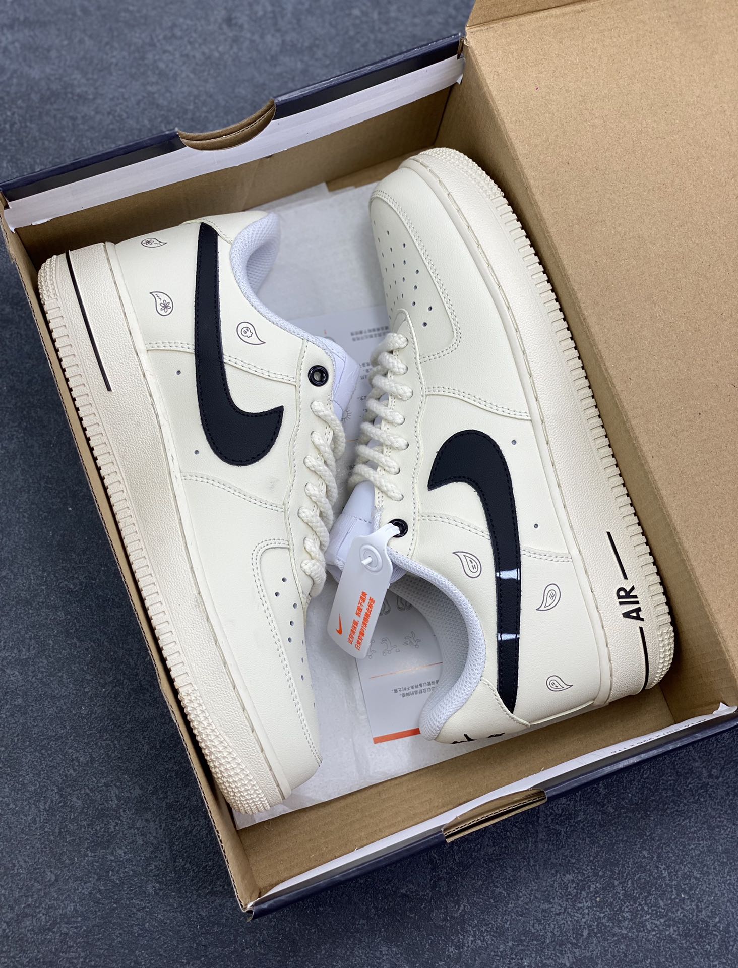 图片[9]-Nike Air Force 1 Low 奶油黑勾 原楦头原纸板 打造纯正空军版型 专注外贸渠道 全掌内置蜂窝气垫 原盒配件 原厂中底钢印、拉帮完美 货号：DD8959-100 尺码：36 36.5 37.5 38 38.5 39 40 40.5 41 42 42.5 43 44 44.5 45-选品中心