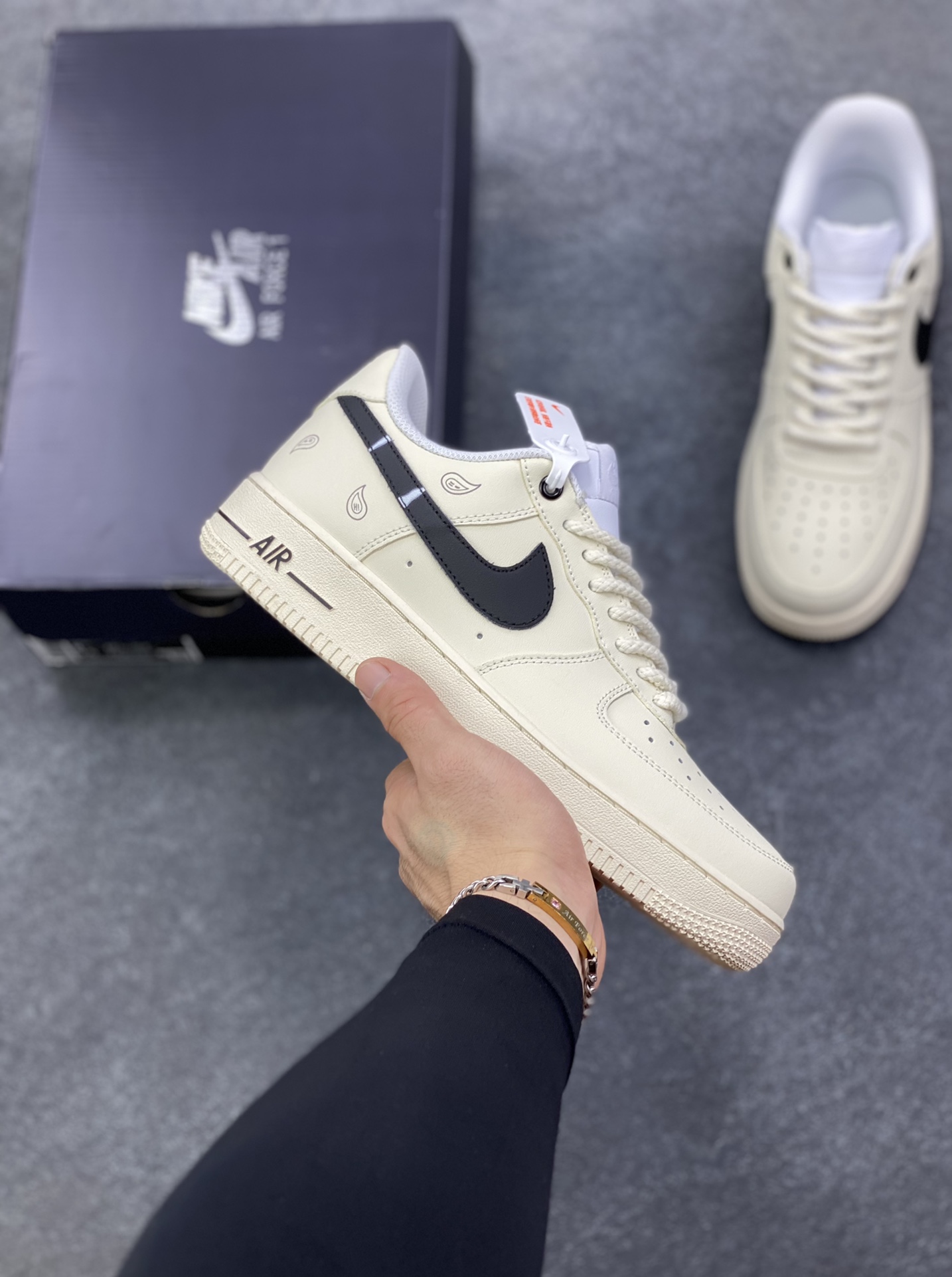 Nike Air Force 1 Low 奶油黑勾 原楦头原纸板 打造纯正空军版型 专注外贸渠道 全掌内置蜂窝气垫 原盒配件 原厂中底钢印、拉帮完美 货号：DD8959-100 尺码：36 36.5 37.5 38 38.5 39 40 40.5 41 42 42.5 43 44 44.5 45-选品中心