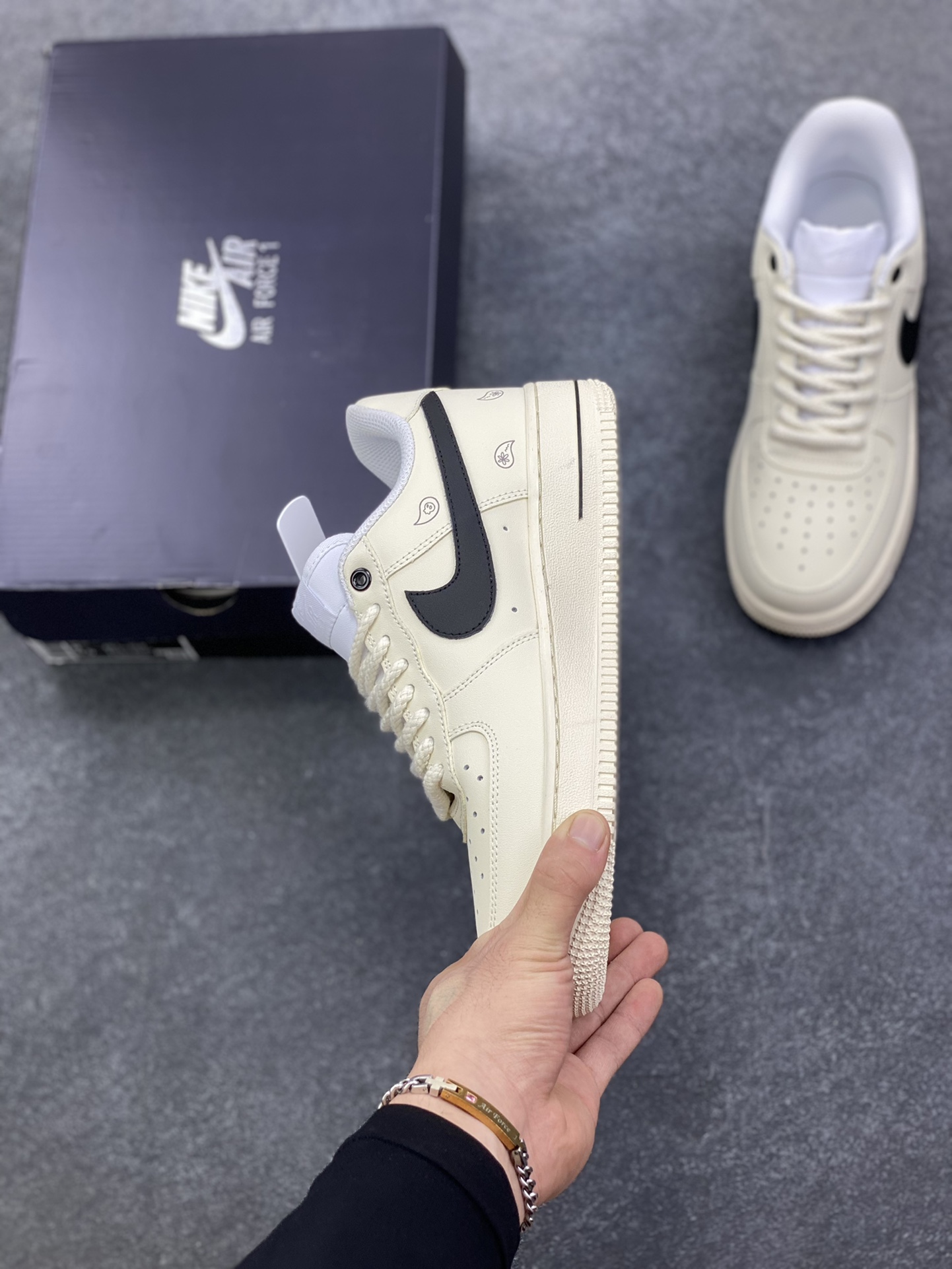图片[3]-Nike Air Force 1 Low 奶油黑勾 原楦头原纸板 打造纯正空军版型 专注外贸渠道 全掌内置蜂窝气垫 原盒配件 原厂中底钢印、拉帮完美 货号：DD8959-100 尺码：36 36.5 37.5 38 38.5 39 40 40.5 41 42 42.5 43 44 44.5 45-选品中心
