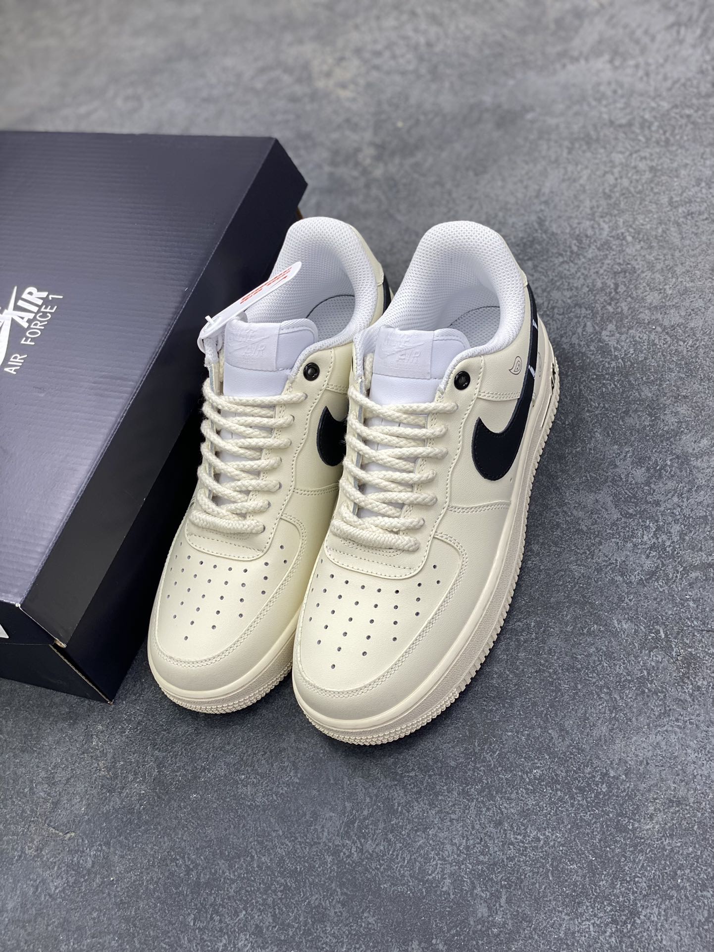 图片[8]-Nike Air Force 1 Low 奶油黑勾 原楦头原纸板 打造纯正空军版型 专注外贸渠道 全掌内置蜂窝气垫 原盒配件 原厂中底钢印、拉帮完美 货号：DD8959-100 尺码：36 36.5 37.5 38 38.5 39 40 40.5 41 42 42.5 43 44 44.5 45-选品中心