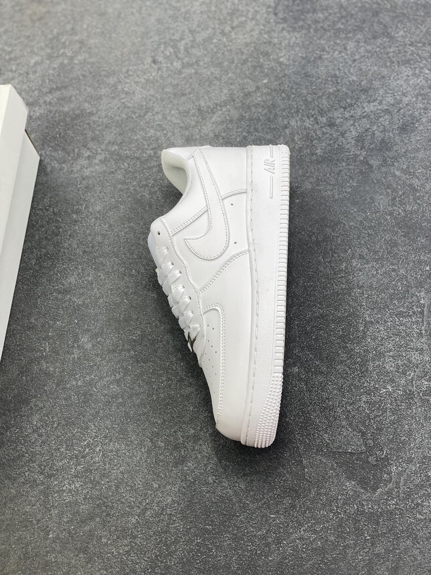 图片[7]-超级福利🎉 长期特价 👏无敌性价比👏 最强销量性价比版本❗️ Nike Air Force 1 Low 纯白 空军一号低帮百搭休闲运动板鞋。柔软、弹性十足的缓震性能和出色的中底设计，横跨复古与现代的外型结合，造就出风靡全球三十多年的Force 1，直到今天还深受青睐。 货号：315122-111 尺码：36 36.5 37.5 38 38.5 39 40 40.5 41 42 42.5 43 44 44.5 45 46-选品中心