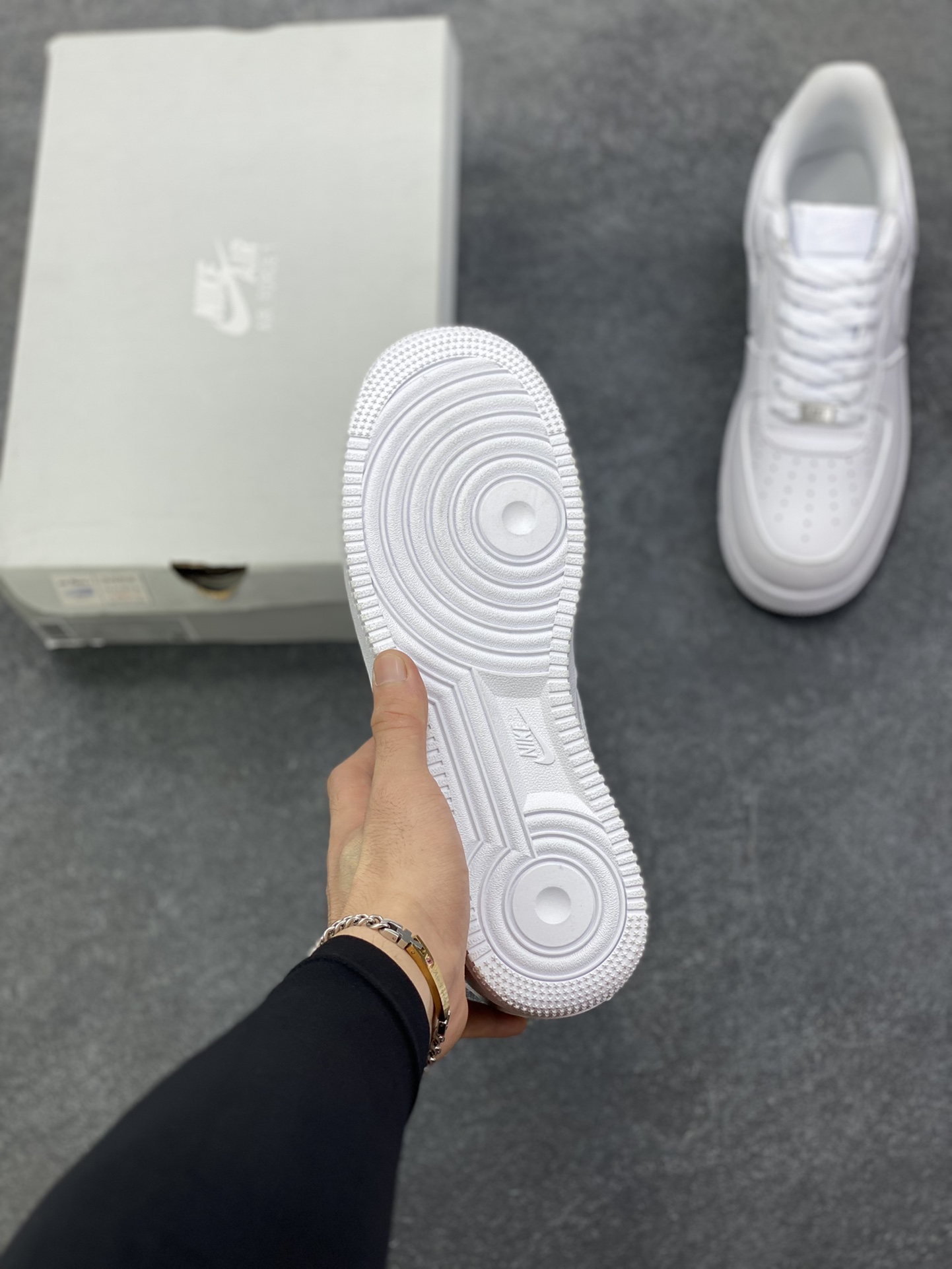 图片[5]-超级福利🎉 长期特价 👏无敌性价比👏 最强销量性价比版本❗️ Nike Air Force 1 Low 纯白 空军一号低帮百搭休闲运动板鞋。柔软、弹性十足的缓震性能和出色的中底设计，横跨复古与现代的外型结合，造就出风靡全球三十多年的Force 1，直到今天还深受青睐。 货号：315122-111 尺码：36 36.5 37.5 38 38.5 39 40 40.5 41 42 42.5 43 44 44.5 45 46-选品中心
