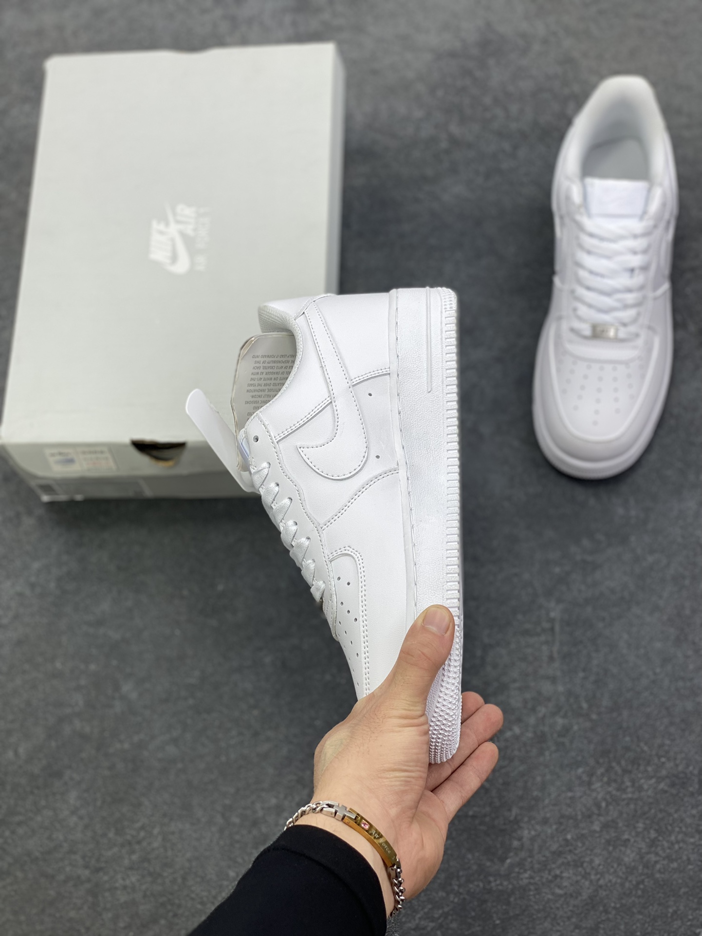 图片[3]-超级福利🎉 长期特价 👏无敌性价比👏 最强销量性价比版本❗️ Nike Air Force 1 Low 纯白 空军一号低帮百搭休闲运动板鞋。柔软、弹性十足的缓震性能和出色的中底设计，横跨复古与现代的外型结合，造就出风靡全球三十多年的Force 1，直到今天还深受青睐。 货号：315122-111 尺码：36 36.5 37.5 38 38.5 39 40 40.5 41 42 42.5 43 44 44.5 45 46-选品中心
