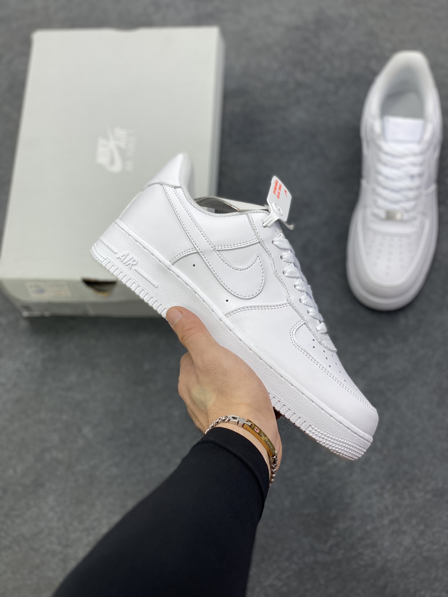 超级福利🎉 长期特价 👏无敌性价比👏 最强销量性价比版本❗️ Nike Air Force 1 Low 纯白 空军一号低帮百搭休闲运动板鞋。柔软、弹性十足的缓震性能和出色的中底设计，横跨复古与现代的外型结合，造就出风靡全球三十多年的Force 1，直到今天还深受青睐。 货号：315122-111 尺码：36 36.5 37.5 38 38.5 39 40 40.5 41 42 42.5 43 44 44.5 45 46-选品中心