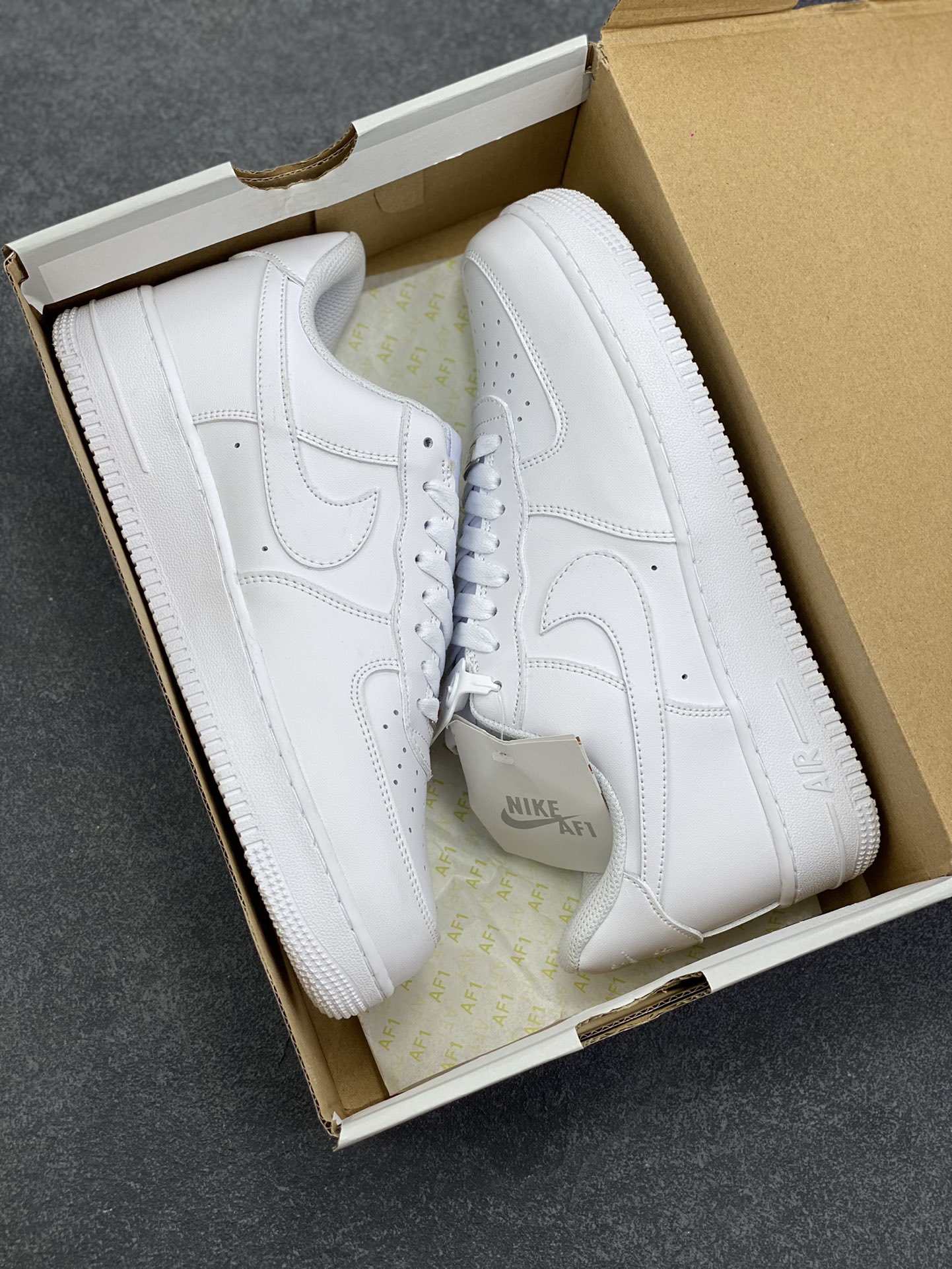 图片[9]-超级福利🎉 长期特价 👏无敌性价比👏 最强销量性价比版本❗️ Nike Air Force 1 Low 纯白 空军一号低帮百搭休闲运动板鞋。柔软、弹性十足的缓震性能和出色的中底设计，横跨复古与现代的外型结合，造就出风靡全球三十多年的Force 1，直到今天还深受青睐。 货号：315122-111 尺码：36 36.5 37.5 38 38.5 39 40 40.5 41 42 42.5 43 44 44.5 45 46-选品中心