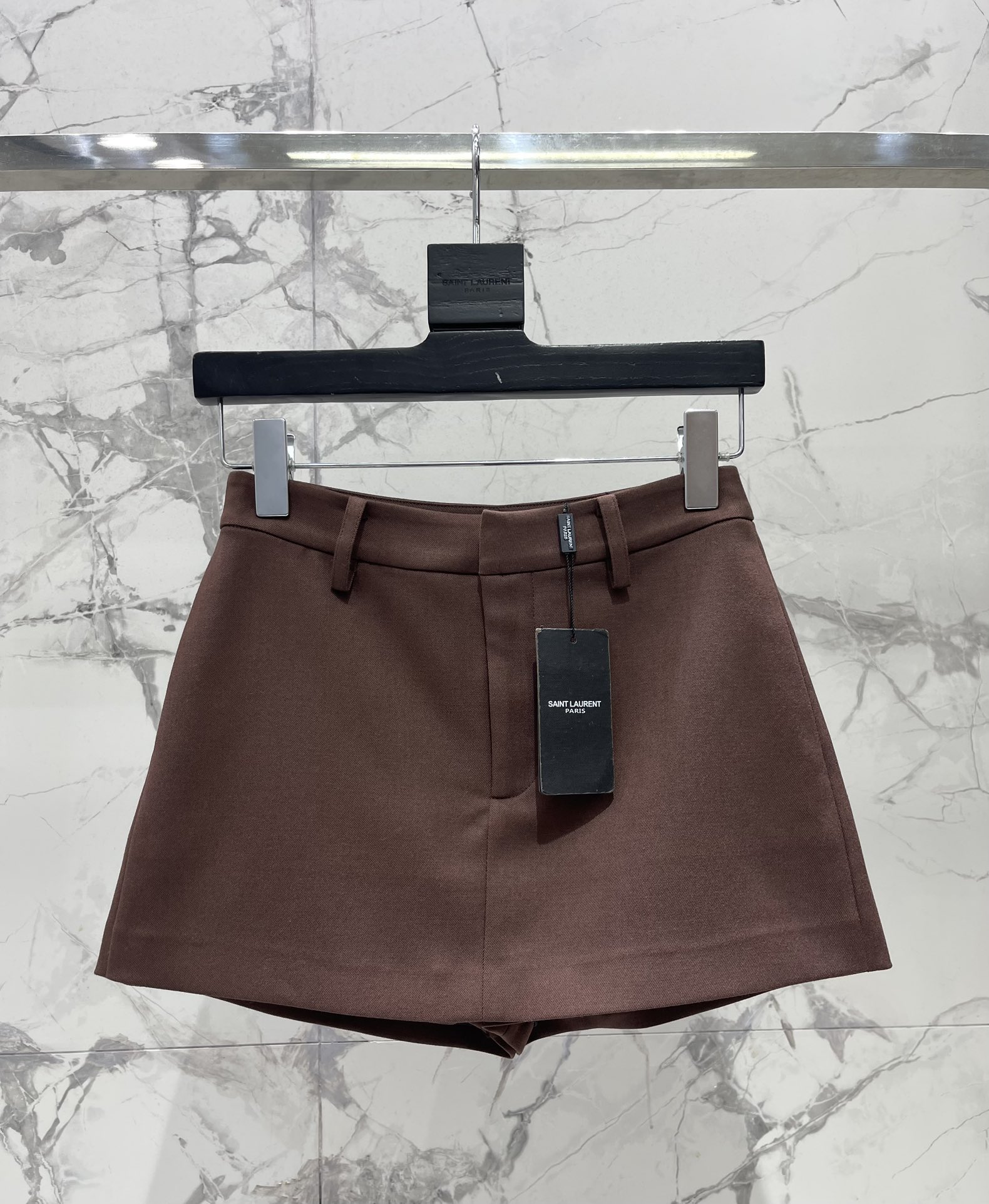 NO:929483,*Holy Family's new simple and versatile commuting culottes. Design highlights. The material is made of certified wool fabric to ensure softness and warmth while improving wearing comfort. The culottes are tailored to fit the body shape without restricting activities, adapting to a variety of body types!  Pair with a white shirt, black high heels, and a suit jacket for workplace commuting to create a smart and elegant workplace image. For daily casual wear, wear a hooded sweatshirt underneath and sneakers underneath, suitable for weekend outings or parties. Size SML, Saint Laurent-clothing, saint laurent, high heels, sneakers, hoodie, sweatshirts, skirts, jackets & coats, shirts, business suit, hats,19860909* 圣家新款简约通勤百搭裙裤 设计亮点 材质选择采用认证羊毛面料,确保柔软度与保暖性,同时提升穿着舒适度 剪裁设计裙裤剪裁,贴合身形且不束缚活动,适配多种体型！ 职场通勤搭配白色衬衫与黑色高跟鞋,外搭西装外套,打造干练优雅的职场形象 日常休闲内搭连帽卫衣,下搭运动鞋,适合周末出游或聚会 码数SML,圣罗兰-服装,saint laurent,high heels,sneakers,hoodie,sweatshirts,skirts,jackets & coats,shirts,business suit,hats,,Women's clothing