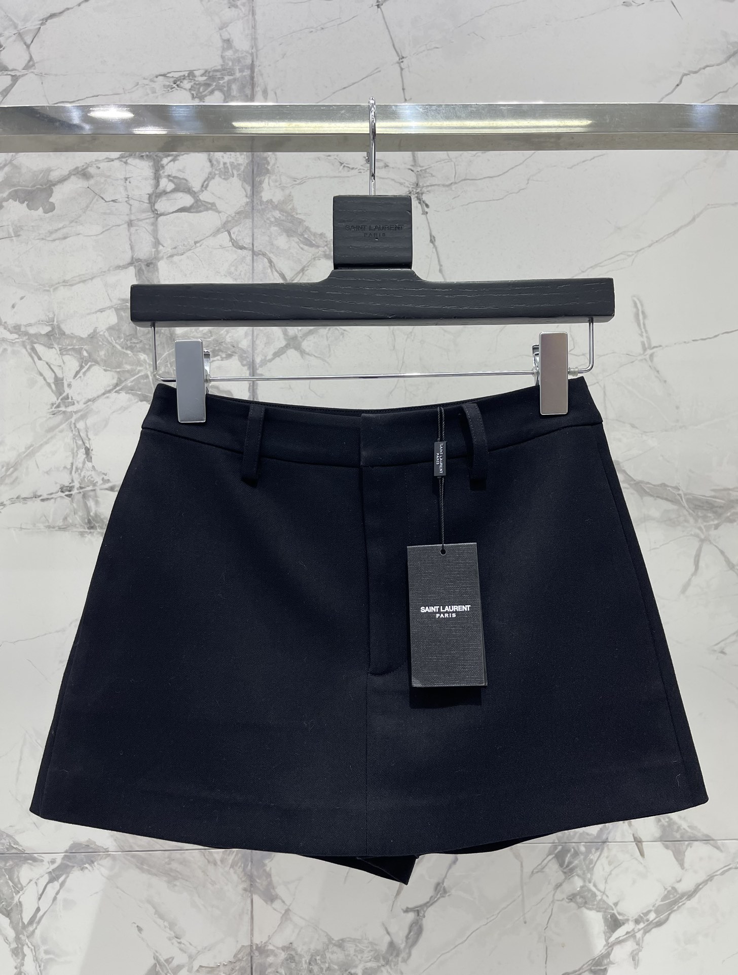 NO:852717,*Holy Family's new simple and versatile commuting culottes. Design highlights. The material is made of certified wool fabric to ensure softness and warmth while improving wearing comfort. The culottes are tailored to fit the body shape without restricting activities, adapting to a variety of body types!  Pair with a white shirt, black high heels, and a suit jacket for workplace commuting to create a smart and elegant workplace image. For daily casual wear, wear a hooded sweatshirt underneath and sneakers underneath, suitable for weekend outings or parties. Size SML, Saint Laurent-clothing, saint laurent, high heels, sneakers, hoodie, sweatshirts, skirts, jackets & coats, shirts, business suit, hats,19860909* 圣家新款简约通勤百搭裙裤 设计亮点 材质选择采用认证羊毛面料,确保柔软度与保暖性,同时提升穿着舒适度 剪裁设计裙裤剪裁,贴合身形且不束缚活动,适配多种体型！ 职场通勤搭配白色衬衫与黑色高跟鞋,外搭西装外套,打造干练优雅的职场形象 日常休闲内搭连帽卫衣,下搭运动鞋,适合周末出游或聚会 码数SML,圣罗兰-服装,saint laurent,high heels,sneakers,hoodie,sweatshirts,skirts,jackets & coats,shirts,business suit,hats,,Women's clothing