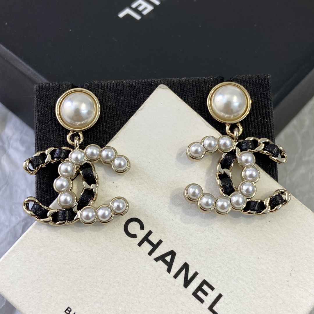 【XE0357】 【Pendientes de doble C con perlas y piel】 Último modelo de otoño/invierno 25k❗️Primera vez que se ve en el mer…
