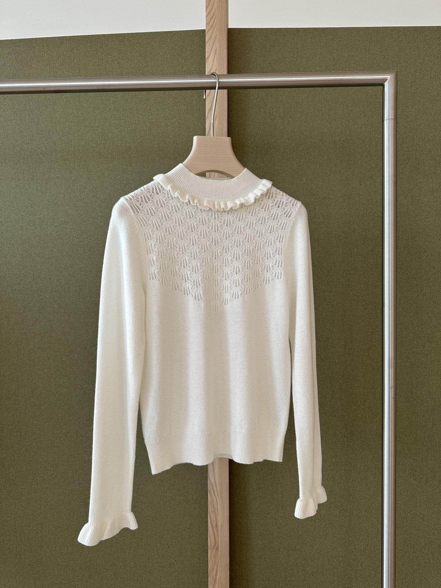 NO:576008,YS ｜ NEW ARRIVALS! Wool and cashmere gold ratio, jacquard heavy craftsmanship, soft and waxy almost melting, basic cashmere wool with ruffled collar and cuffs, simple and elegant SML,,gold,alexander wang19860909YS ｜ NEW ARRIVALS! 羊毛 羊绒黄金配比 提花重工工艺 软软糯糯的快要融化啦 基础羊绒羊毛配荷叶边领口袖口 简简单单又乖乖高级 SML,,gold,alexander wang,Women's clothing