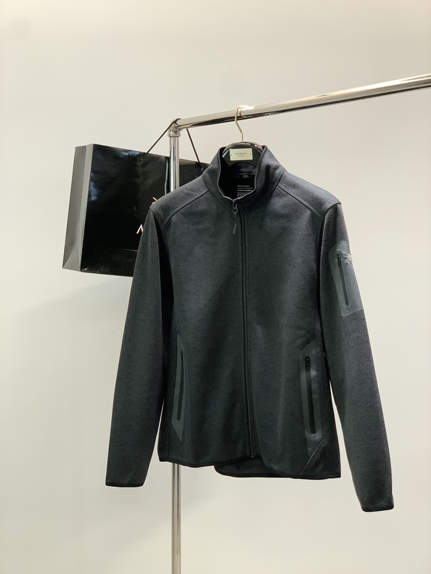 NO:599766,, ARCTERYX, new autumn AW product, fashionable and casual velvet thin jacket, available at counters simultaneously, original goods, imported original fabrics, extremely complex craftsmanship, very elegant and fashionable vision, noble and elegant, from the main fabric to the detailed craftsmanship, showing the ingenuity of fashion, 2 colors recommended, size M-3Xl, arc'teryx, jackets & coats, alexander wang19860909,ARCTERYX 始祖鸟,秋季AW新品,时尚休闲绒薄外套,专柜同步有售,原单狠货,进口原版面料,工艺极度复杂,视觉相当雅致时髦,高贵而优雅,从主体面料到细节工艺,彰显时装的匠心所在,2色推荐,码数M-3Xl,arc'teryx,jackets & coats,alexander wang,Men's clothing