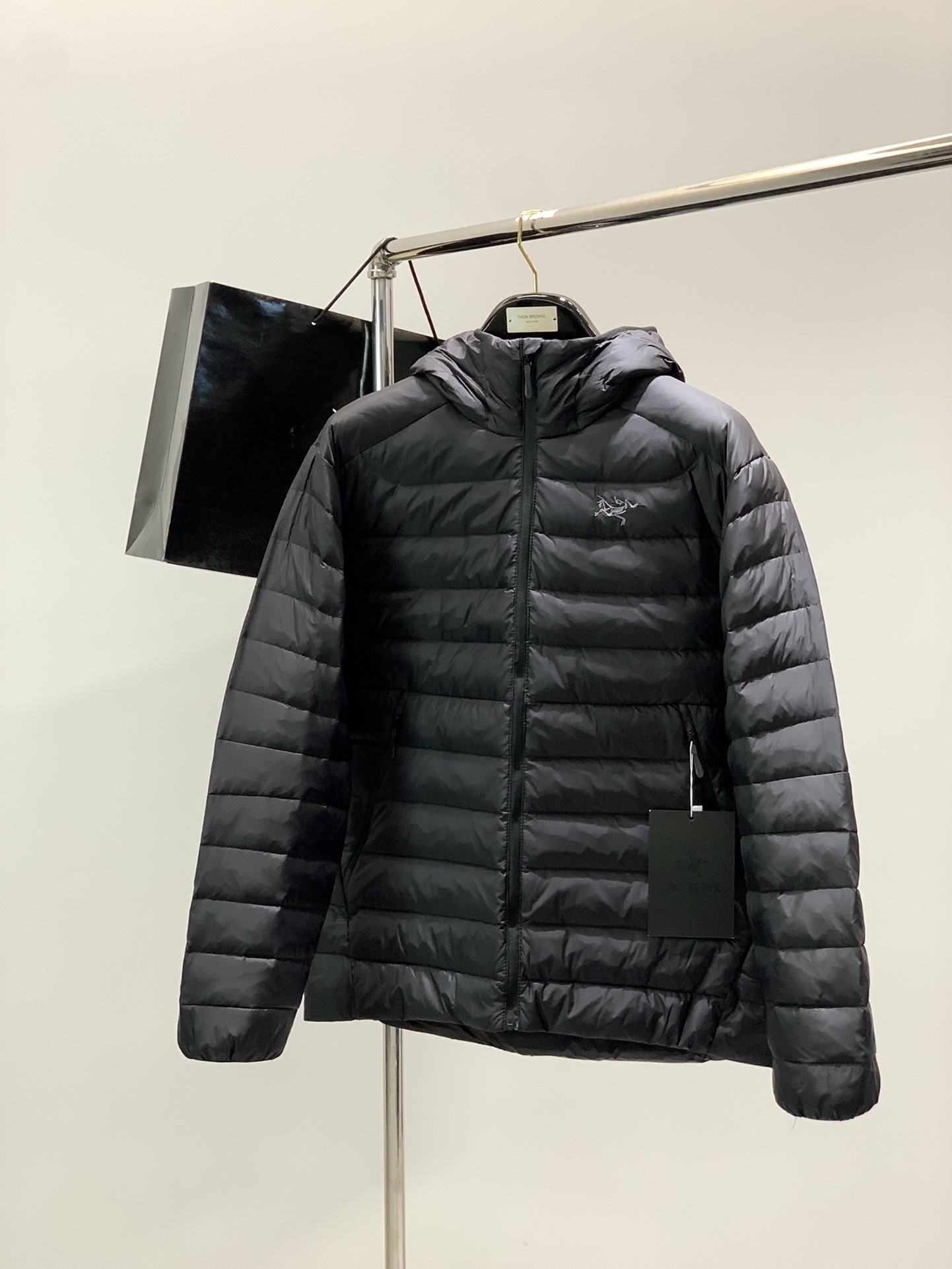 NO:601623,, ARCTERYX Arc'teryx, new winter AW product, fashionable and casual hooded down jacket, available at counters simultaneously, original goods, imported original fabrics, extremely complex craftsmanship, visually very elegant and fashionable, noble and elegant, from the main fabric to the detailed craftsmanship, highlighting the ingenuity of fashion, 3 colors recommended, size M-3XL, arc'teryx, down jacket, hats, alexander wang19860909,ARCTERYX 始祖鸟,冬季AW新品,时尚休闲连帽羽绒服,专柜同步有售,原单狠货,进口原版面料,工艺极度复杂,视觉相当雅致时髦,高贵而优雅,从主体面料到细节工艺,彰显时装的匠心所在,3色推荐,码数M-3XL,arc'teryx,down jacket,hats,alexander wang,Men's clothing