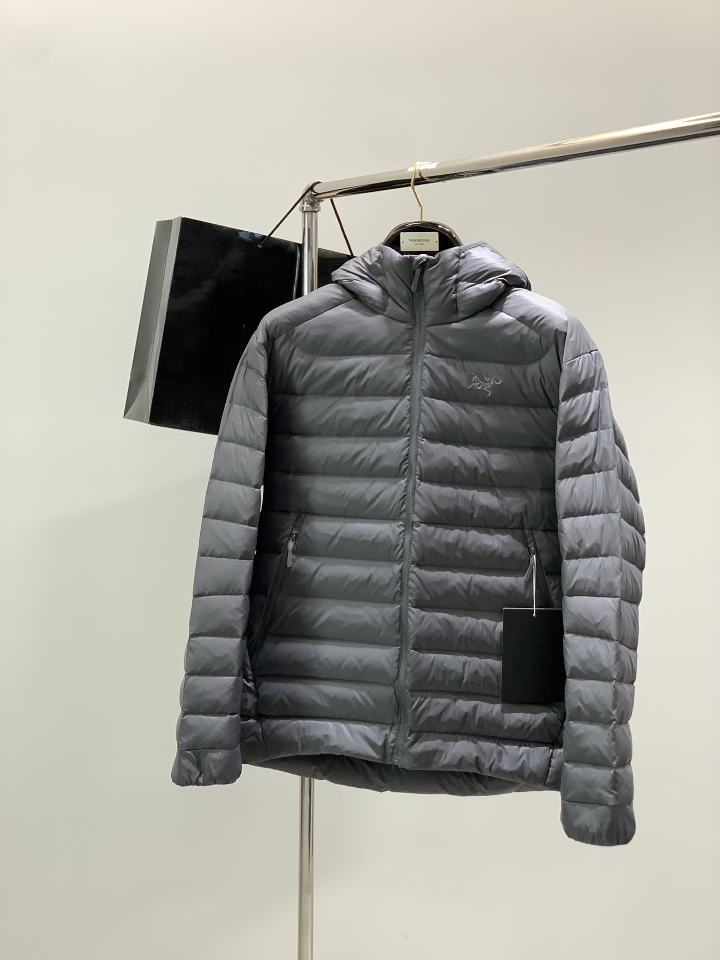 NO:601620,ARCTERYX, new winter AW product, fashionable and casual hooded down jacket, available at counters simultaneously, original goods, imported original fabrics, extremely complex craftsmanship, visually very elegant and fashionable, noble and elegant, from the main fabric to the detailed craftsmanship, showing the ingenuity of fashion, 3 colors recommended, size M-3XL, arc'teryx, down jacket, hats, alexander wang19860909ARCTERYX 始祖鸟,冬季AW新品,时尚休闲连帽羽绒服,专柜同步有售,原单狠货,进口原版面料,工艺极度复杂,视觉相当雅致时髦,高贵而优雅,从主体面料到细节工艺,彰显时装的匠心所在,3色推荐,码数M-3XL,arc'teryx,down jacket,hats,alexander wang,Men's clothing