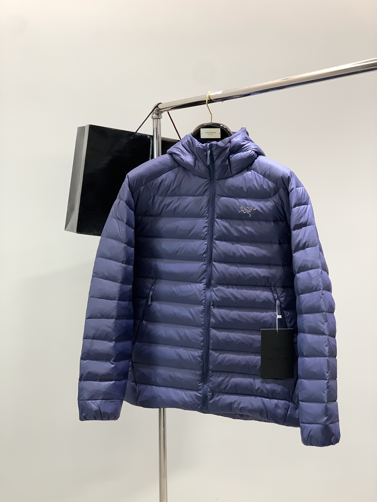 NO:601617,, ARCTERYX Arc'teryx, new winter AW product, fashionable and casual hooded down jacket, available at counters simultaneously, original goods, imported original fabrics, extremely complex craftsmanship, visually very elegant and fashionable, noble and elegant, from the main fabric to the detailed craftsmanship, highlighting the ingenuity of fashion, 3 colors recommended, size M-3XL, arc'teryx, down jacket, hats, alexander wang19860909,ARCTERYX 始祖鸟,冬季AW新品,时尚休闲连帽羽绒服,专柜同步有售,原单狠货,进口原版面料,工艺极度复杂,视觉相当雅致时髦,高贵而优雅,从主体面料到细节工艺,彰显时装的匠心所在,3色推荐,码数M-3XL,arc'teryx,down jacket,hats,alexander wang,Men's clothing