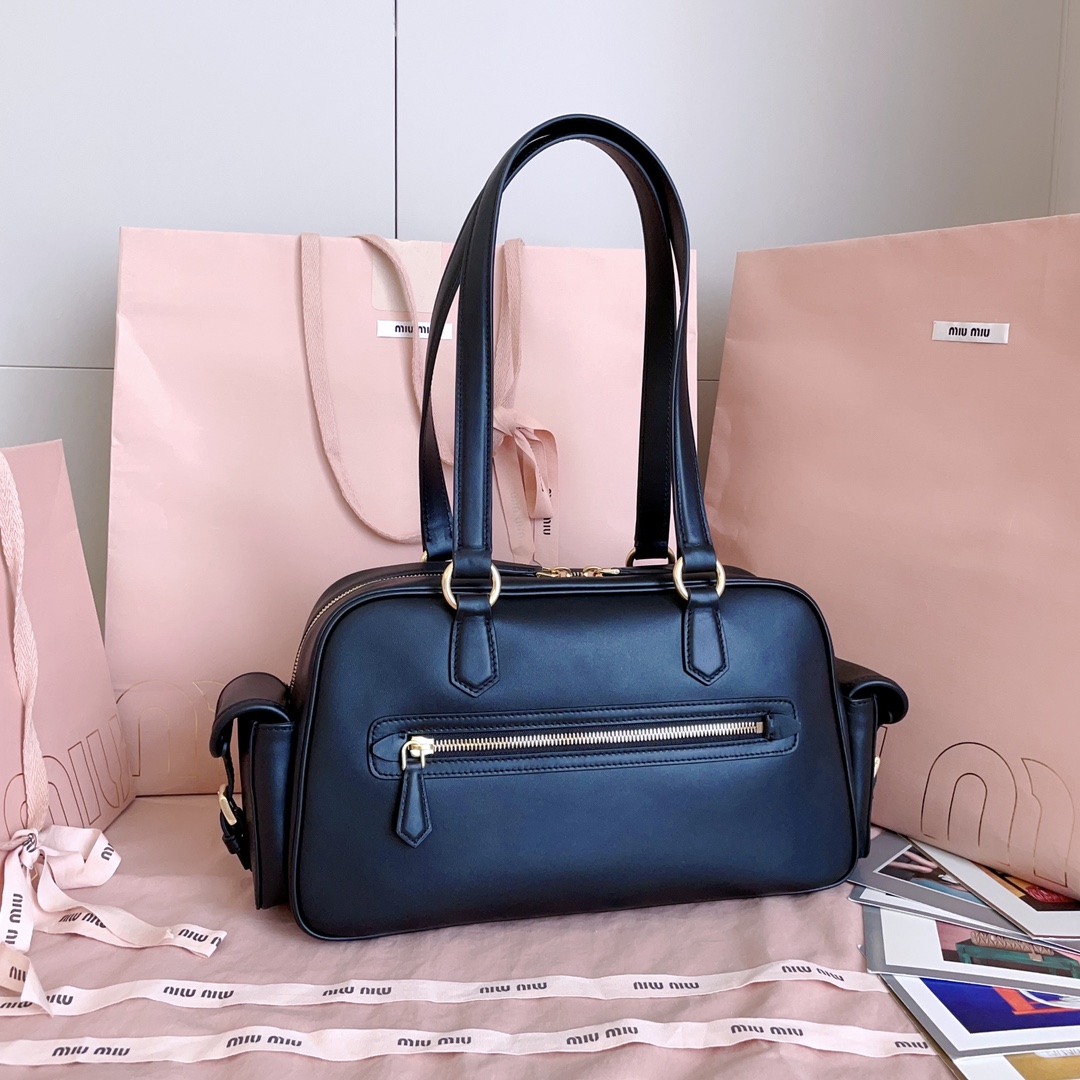 P1080 5BB179，Miu新品特色款式中古机车包，超重工制做，精致柔软小牛皮，呈现百搭复古风格，多口袋元素与精美的五金配件彰显质感与实用性，延续 miu不拘一格，大胆创新，慵懒不鞍却又自然洒脱的风格，个性鲜明，能驾驭各种风格，上班通勤外出旅游都是绝佳选择，容量相当可光
尺寸：32X19 X14 cm