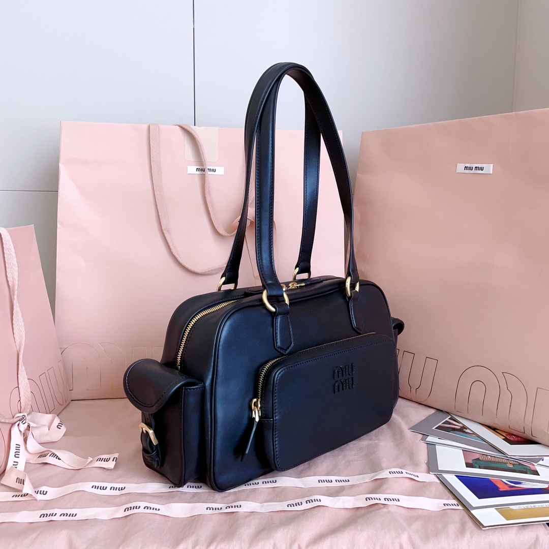 P1080 5BB179，Miu新品特色款式中古机车包，超重工制做，精致柔软小牛皮，呈现百搭复古风格，多口袋元素与精美的五金配件彰显质感与实用性，延续 miu不拘一格，大胆创新，慵懒不鞍却又自然洒脱的风格，个性鲜明，能驾驭各种风格，上班通勤外出旅游都是绝佳选择，容量相当可光
尺寸：32X19 X14 cm