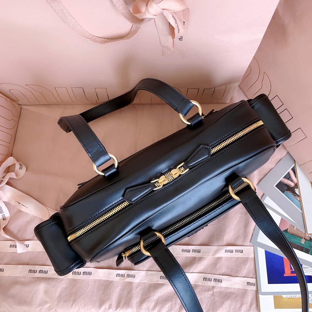 P1080 5BB179，Miu新品特色款式中古机车包，超重工制做，精致柔软小牛皮，呈现百搭复古风格，多口袋元素与精美的五金配件彰显质感与实用性，延续 miu不拘一格，大胆创新，慵懒不鞍却又自然洒脱的风格，个性鲜明，能驾驭各种风格，上班通勤外出旅游都是绝佳选择，容量相当可光
尺寸：32X19 X14 cm