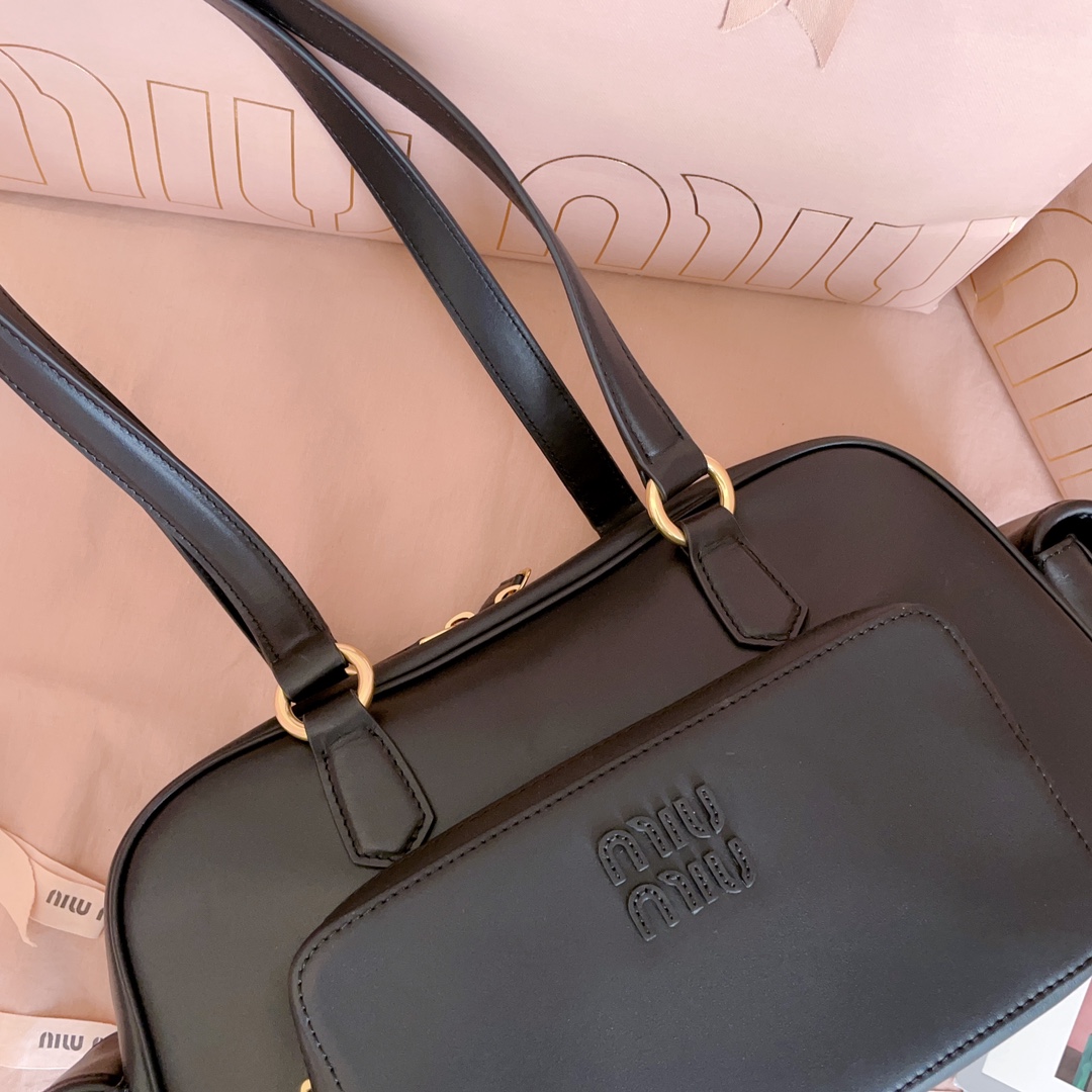 P1080 5BB179，Miu新品特色款式中古机车包，超重工制做，精致柔软小牛皮，呈现百搭复古风格，多口袋元素与精美的五金配件彰显质感与实用性，延续 miu不拘一格，大胆创新，慵懒不鞍却又自然洒脱的风格，个性鲜明，能驾驭各种风格，上班通勤外出旅游都是绝佳选择，容量相当可光
尺寸：32X19 X14 cm