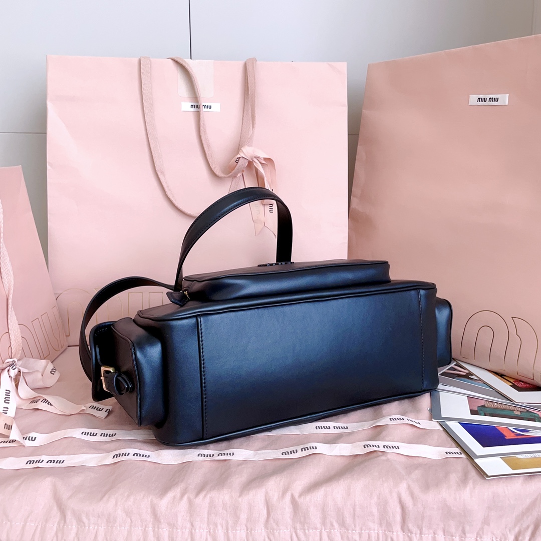 P1080 5BB179，Miu新品特色款式中古机车包，超重工制做，精致柔软小牛皮，呈现百搭复古风格，多口袋元素与精美的五金配件彰显质感与实用性，延续 miu不拘一格，大胆创新，慵懒不鞍却又自然洒脱的风格，个性鲜明，能驾驭各种风格，上班通勤外出旅游都是绝佳选择，容量相当可光
尺寸：32X19 X14 cm