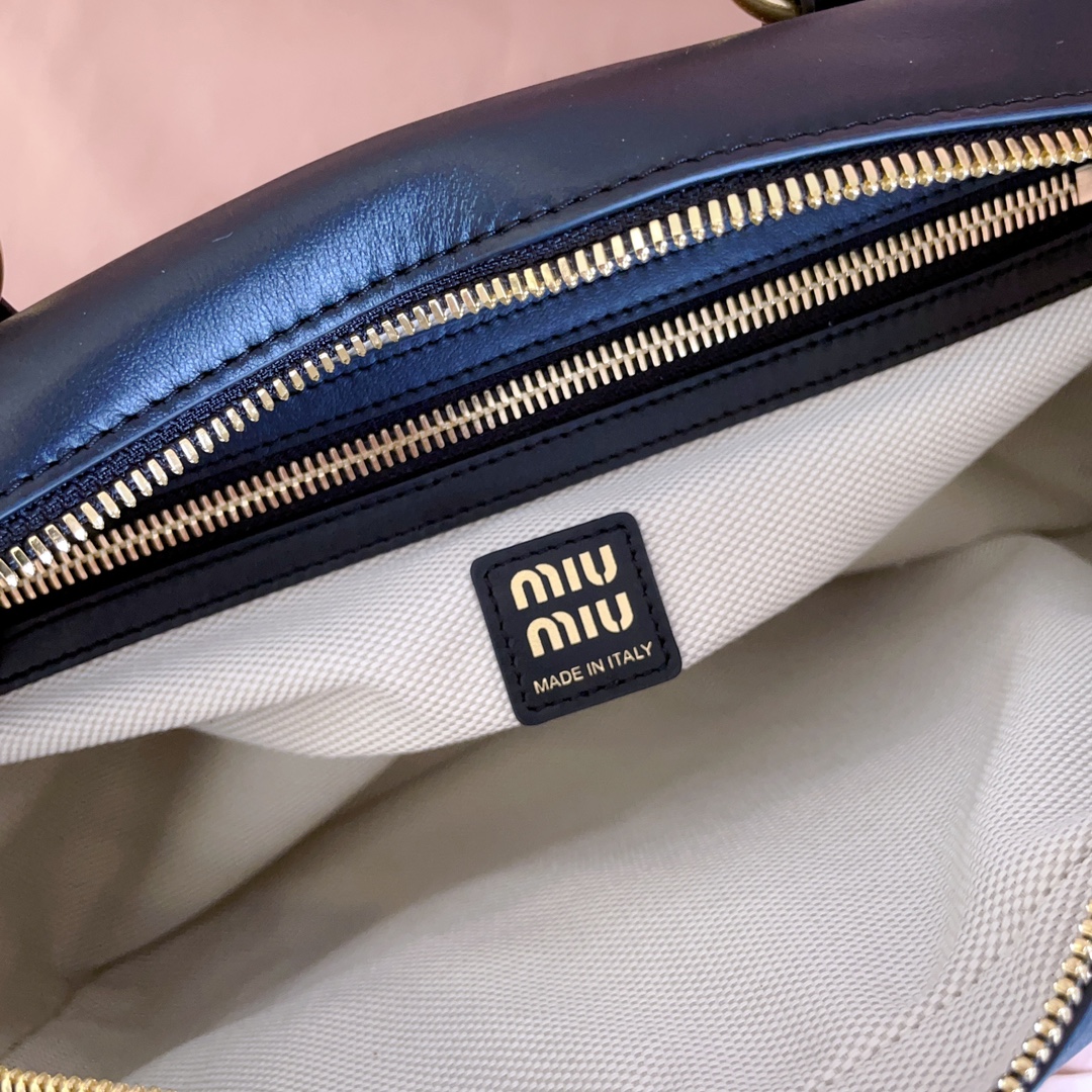 P1080 5BB179，Miu新品特色款式中古机车包，超重工制做，精致柔软小牛皮，呈现百搭复古风格，多口袋元素与精美的五金配件彰显质感与实用性，延续 miu不拘一格，大胆创新，慵懒不鞍却又自然洒脱的风格，个性鲜明，能驾驭各种风格，上班通勤外出旅游都是绝佳选择，容量相当可光
尺寸：32X19 X14 cm