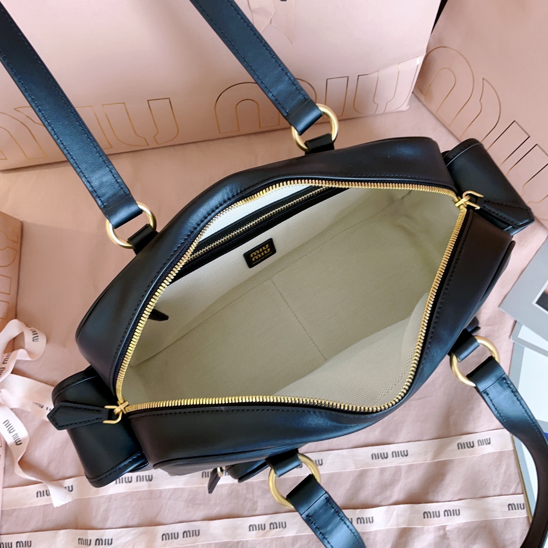 P1080 5BB179，Miu新品特色款式中古机车包，超重工制做，精致柔软小牛皮，呈现百搭复古风格，多口袋元素与精美的五金配件彰显质感与实用性，延续 miu不拘一格，大胆创新，慵懒不鞍却又自然洒脱的风格，个性鲜明，能驾驭各种风格，上班通勤外出旅游都是绝佳选择，容量相当可光
尺寸：32X19 X14 cm