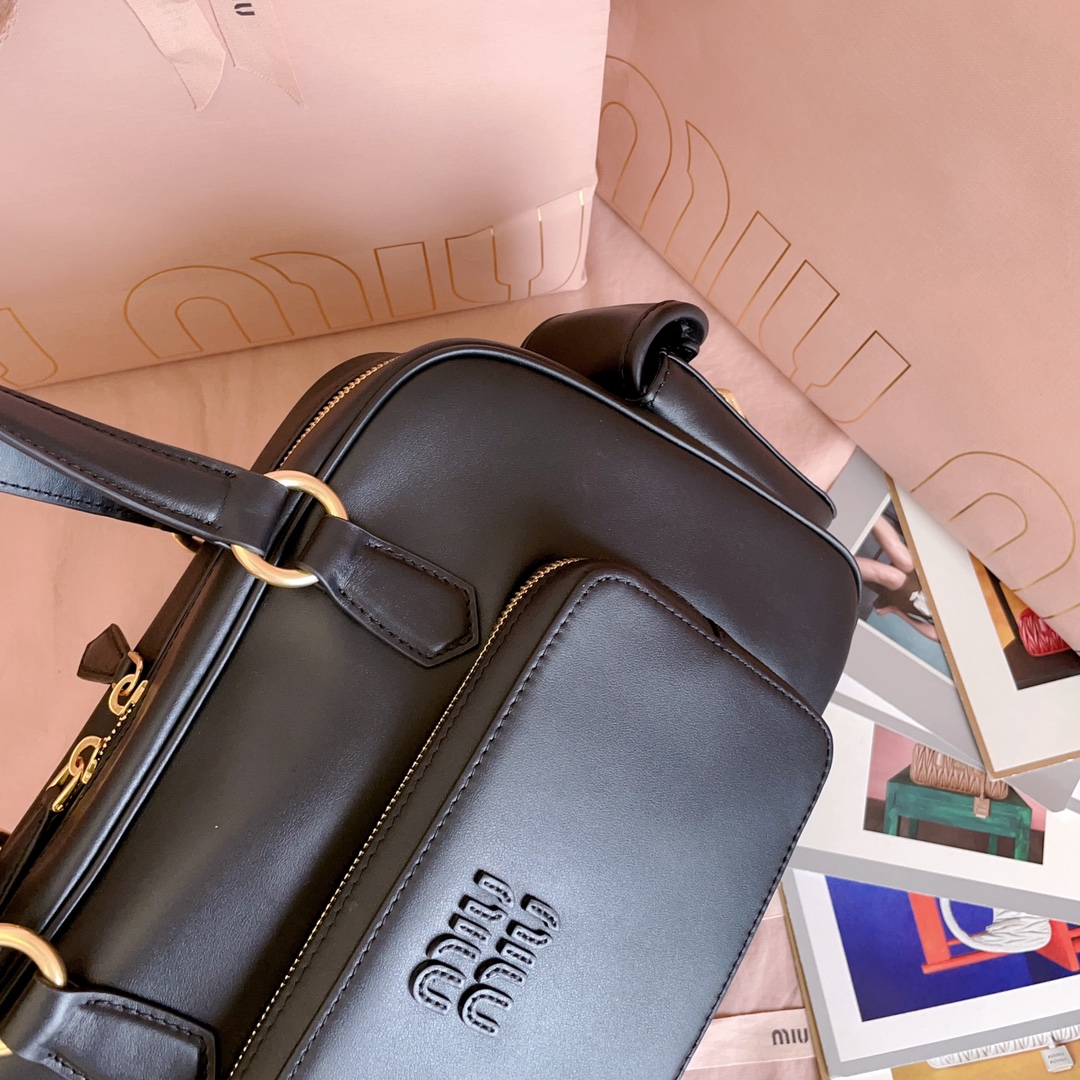 P1080 5BB179，Miu新品特色款式中古机车包，超重工制做，精致柔软小牛皮，呈现百搭复古风格，多口袋元素与精美的五金配件彰显质感与实用性，延续 miu不拘一格，大胆创新，慵懒不鞍却又自然洒脱的风格，个性鲜明，能驾驭各种风格，上班通勤外出旅游都是绝佳选择，容量相当可光
尺寸：32X19 X14 cm