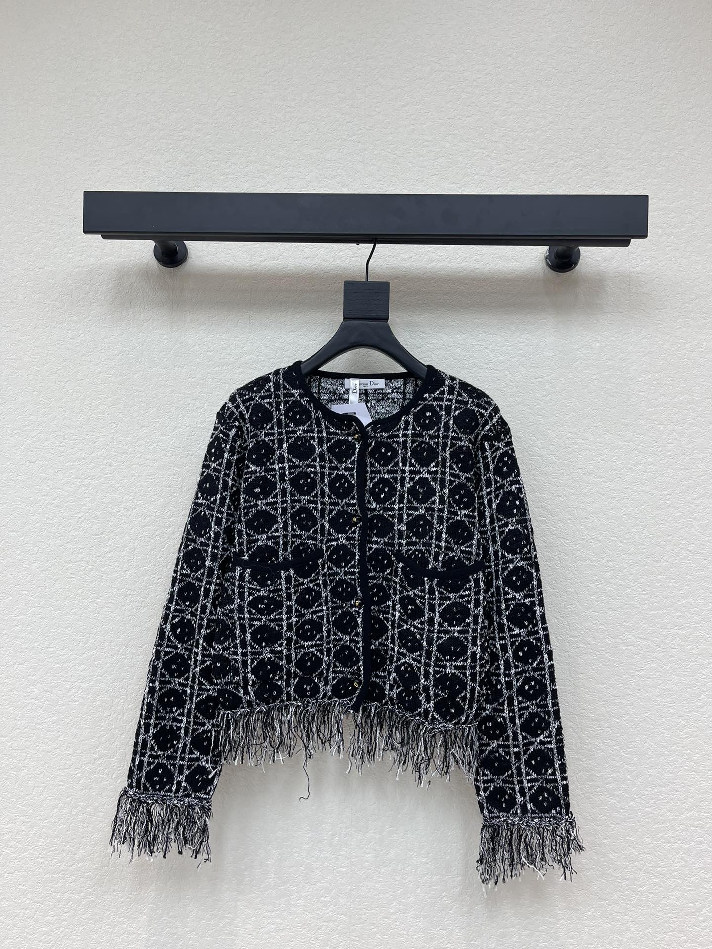 NO:576217,Dio*26 new early spring round collar cannage pattern woven fringed jacket!  Customized imported thread-woven twill cotton material and processing to present a duffle cannage texture. Adjustable decoration with CD letter buckle on the front to highlight the brand tone. Tassel processing on the hem echoes the cuffs and adds layering to the look. Development of surface accessories. Round-neck cardigan tailoring makes the outfit more advanced and relaxed!  SML,,dior,jackets & coats,alexander wang19860909Dio*26早春新款圆领藤格纹编织流苏外套！定制进口线织斜纹棉材质 工艺处理 呈现出粗呢藤格纹肌理 前襟CD字母襟扣调节装饰 彰显品牌调性 衣摆流苏边处理 呼应袖口 增添造型层次感 面辅料开发 圆领开衫剪裁 让穿搭更为高级松弛！SML,,dior,jackets & coats,alexander wang,Women's clothing