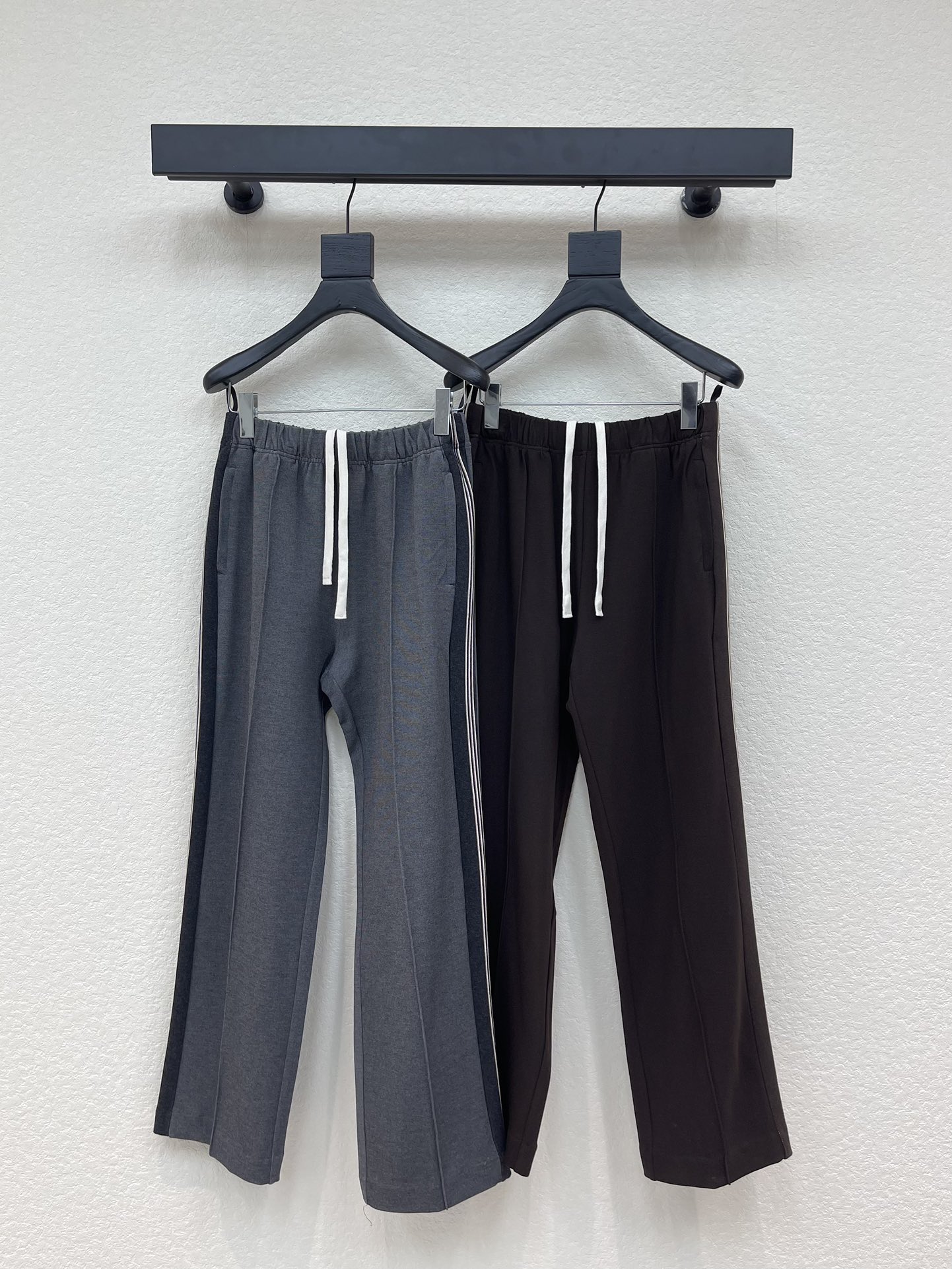 NO:576710,Miumi*25's new college-style casual pants have a drawstring waist design, which is casual and can outline the waistline. It looks slim and fashionable. The contrasting stripes on the side turn the basic style into a trendy style in seconds!  The drapey fabric and the wide-leg tailoring that brings wind to your feet not only maximize the length of your legs, but also hide your flesh and make you look slimmer!  Paired with a t-shirt jacket, it is simple and relaxed. It is just right for autumn and winter and very Korean~SML,,miumiu,jackets & coats,tees,t-shirt,alexander wang19860909Miumi*25新款学院风休闲裤 腰头抽绳收腰设计 随性又能勾勒腰线 显瘦又时髦 侧边撞色条纹让基础款秒变吸晴款！ 垂坠感满分的面料走路带风的阔腿剪裁,不仅把腿长比例拉到极致,还藏肉显瘦一绝！搭配t恤外套 简简单单又很有松弛感 秋冬穿刚刚好又很韩～SML,,miumiu,jackets & coats,tees，t-shirt,alexander wang,Women's clothing