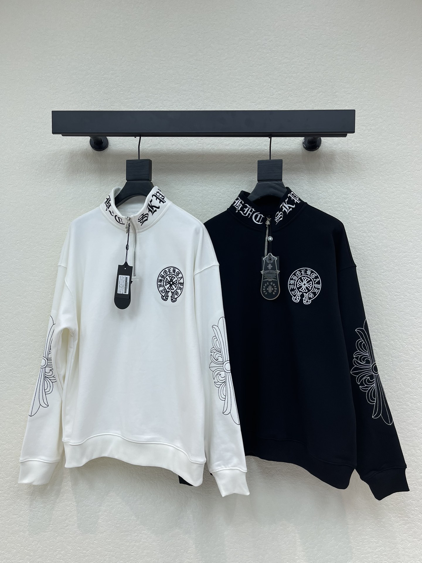 NO:708536,Chrome Heart* Chrome Heart's new half-zip stand-up collar sweatshirt, the black and white color scheme is simple and detailed, the terry cotton material is soft and comfortable, and it is super friendly for daily wear!  The stand-up collar + half-zip design is easy to put on and take off and has a sense of hierarchy. The embroidered patterns on the front and sleeves are very brand-recognizable. The loose fit can be worn by both men and women, and it is also great for couples!  A must-have for casual or trendy fall and winter wear!  S-XL,,chrome hearts,chrome hearts,hoodie,sweatshirts,19860909Chrome Heart*克罗心新款半拉链立领卫衣,黑白配色简约又有细节感,毛圈纯棉材质柔软舒适,日常穿搭超友好！立领＋半拉链设计,穿脱方便还很有层次感.正面和袖子的刺绣图案超有品牌辨识度,宽松版型男女都能驾驭,情侣穿也很赞！秋冬休闲或潮流穿搭必备！S-XL,,chrome hearts,chrome hearts,hoodie,sweatshirts,,Women's clothing