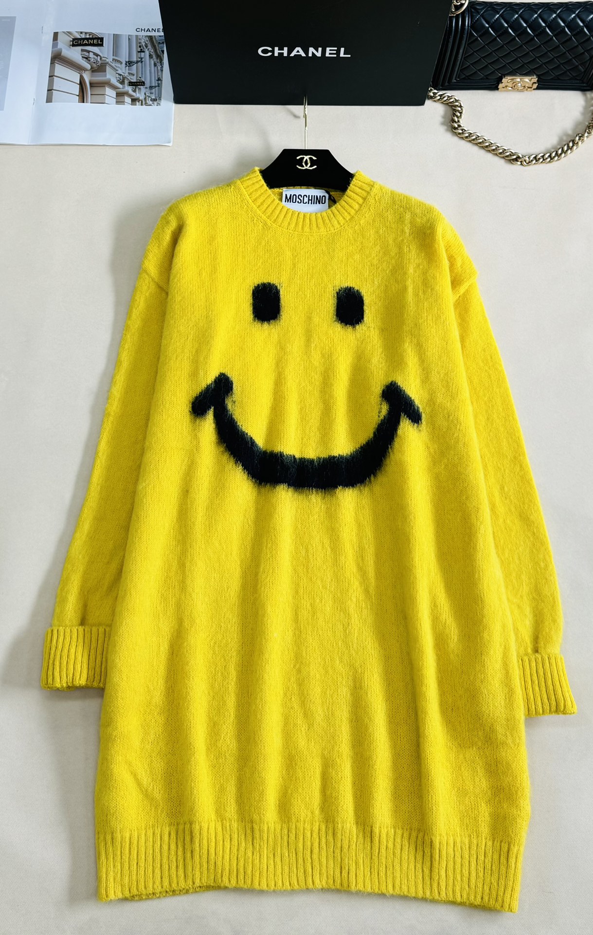 NO:576240,Moschino 25 new autumn and winter style. Knitted round neck long sleeves. Classic black smiley face print. Furry texture. Brings a sense of healing. Wearing it is like wearing happiness on your body. Mid-length loose cut. Soft and skin-friendly. Size sml,,alexander wang19860909Moschino 25秋冬新款 针织圆领长袖经典黑色笑脸印花毛茸茸的质感 自带治愈感 穿上就像把快乐穿在身上 中长款宽松剪裁 软糯亲肤 码数sml,,alexander wang,Women's clothing