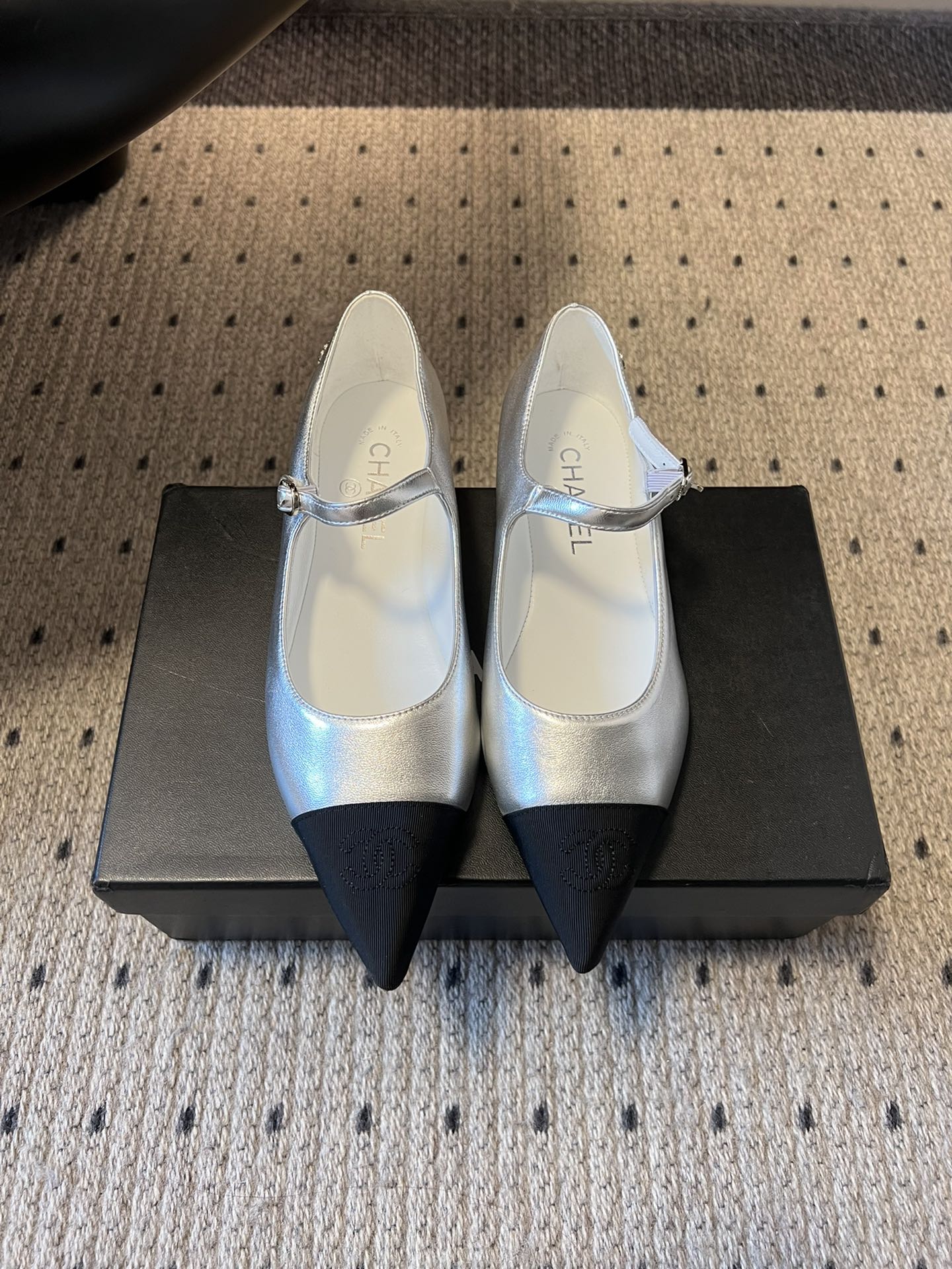 NO:647003,Top-quality CHANE* 25ss point-toe stitched Mary Jane shoes adopt the brand's iconic black and white block stitching. The toe has an elegant pointed toe shape and a thin Mary Jane structure, which is both retro and refined. CHANEL's double C embroidered logo is also visible on the toe, low-key highlighting the brand texture. It combines the romance of French retro and the sophistication of modern commuting. The low-heeled design ensures comfort and is suitable for a variety of occasions. Can be paired with a high-waisted A-line skirt +  A short knitted cardigan, tied with a silk scarf, creates a lazy and sophisticated Parisian girl feel. Sheepskin upper, sheepskin lining, Italian genuine leather outsole, increased by 2cm, size 35-40, Mary Jane, chanel, mary jane, skirts, sheepskin, Leather soles19860909顶级品质 CHANE* 25ss尖头拼接玛丽珍鞋 采用品牌标志性的黑白色块拼接,鞋头呈优雅的尖头造型,搭配细带玛丽珍结构,既复古又精致.鞋头处还隐现CHANEL的双C刺绣Logo,低调彰显品牌质感. 兼具法式复古的浪漫与现代通勤的干练,低跟设计保障舒适度,适配多种场合.可搭配高腰A字半身裙+ 短款针织开衫,再系一条丝巾,打造慵懒又精致的巴黎女孩感. 鞋面羊皮 内里羊皮 大底意大利真皮大底 增高2cm size35-40码,玛丽珍,chanel,mary jane,skirts,sheepskin,Leather soles,Women's Shoes