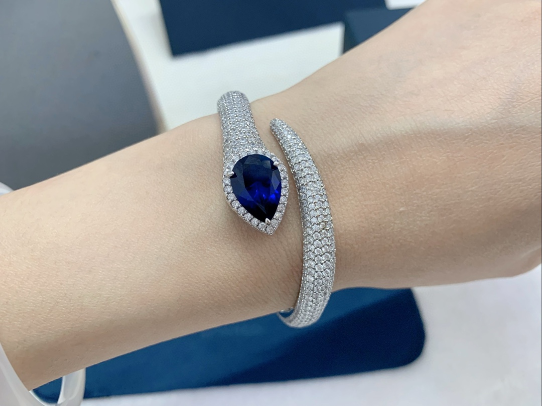 APM蓝色梨形手镯前卫时尚潮流设计感手饰首饰。