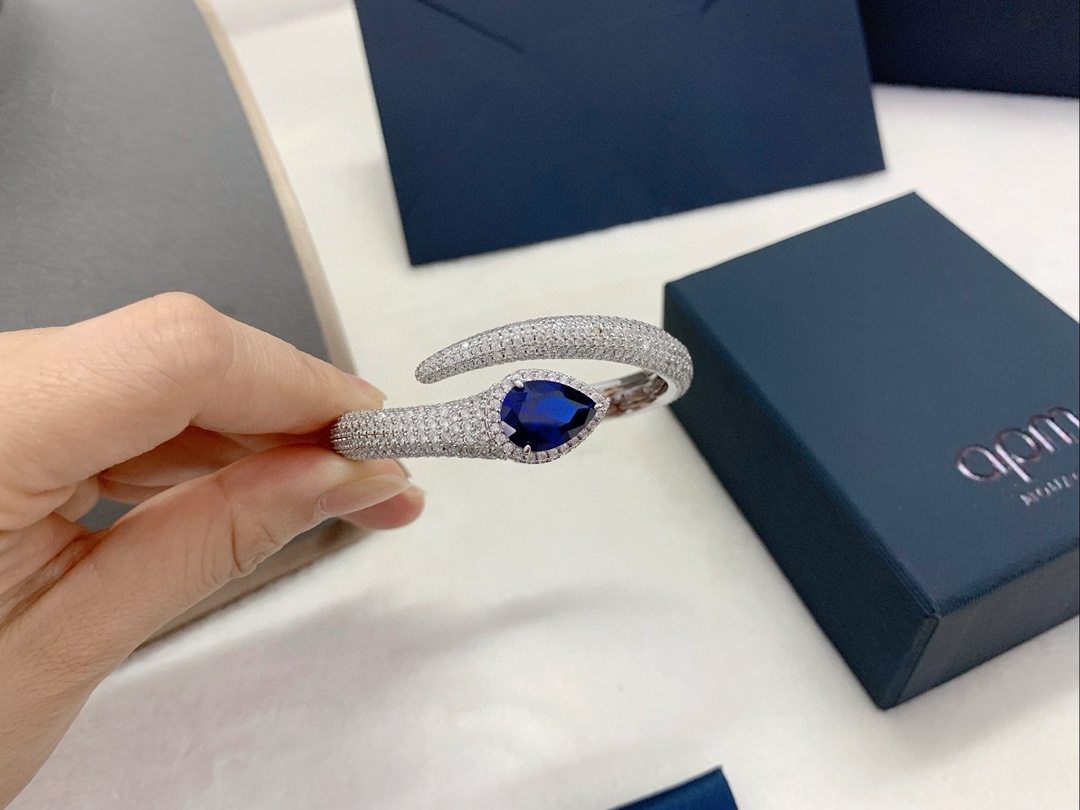 APM蓝色梨形手镯前卫时尚潮流设计感手饰首饰。