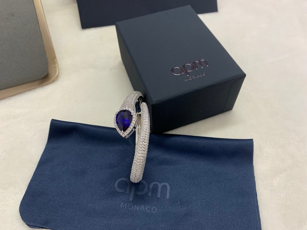 APM蓝色梨形手镯前卫时尚潮流设计感手饰首饰。