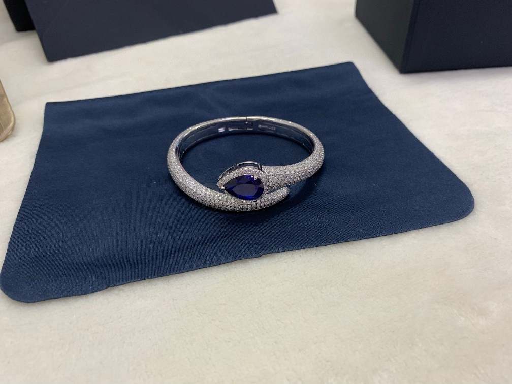 APM蓝色梨形手镯前卫时尚潮流设计感手饰首饰。