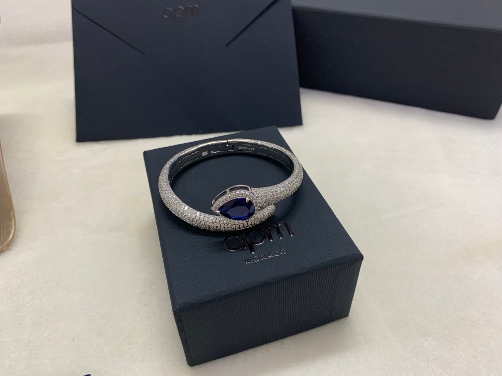 APM蓝色梨形手镯前卫时尚潮流设计感手饰首饰。