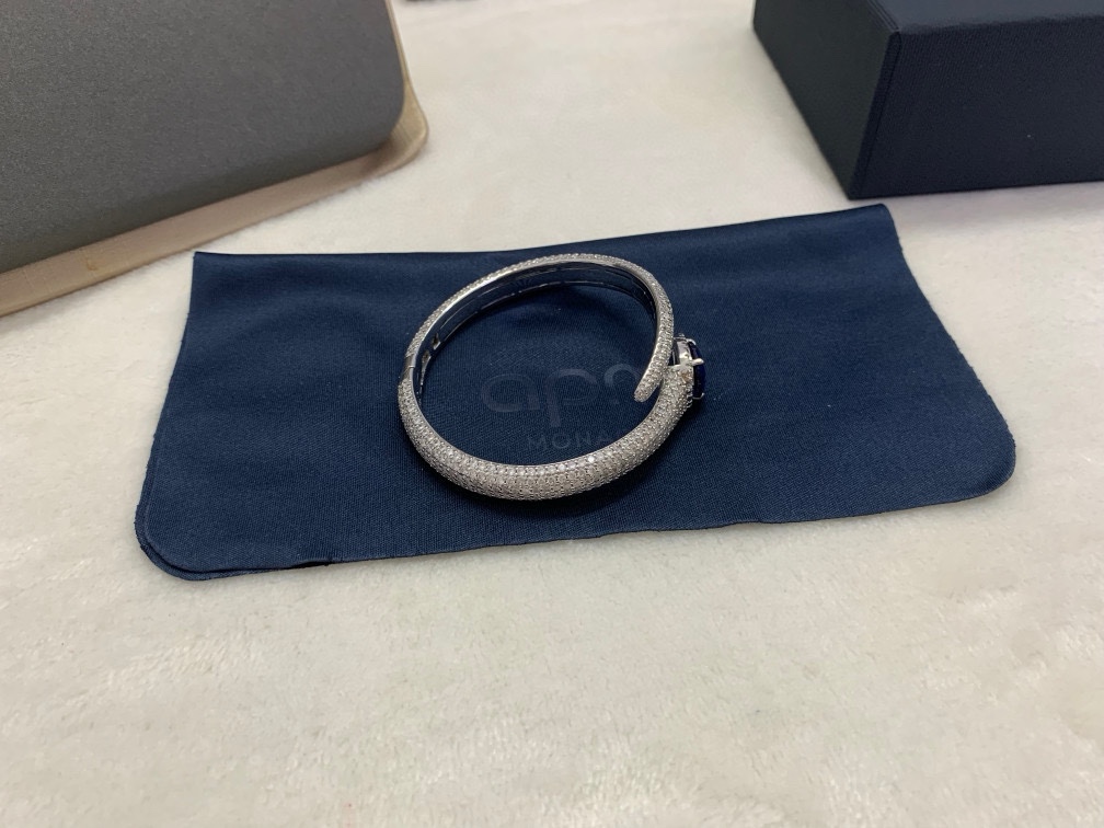 APM蓝色梨形手镯前卫时尚潮流设计感手饰首饰。