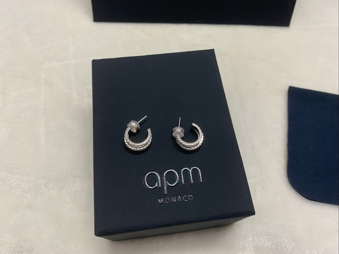 APm Monaco三层圈形耳环女不对称高级设计银耳饰高级感饰品。
