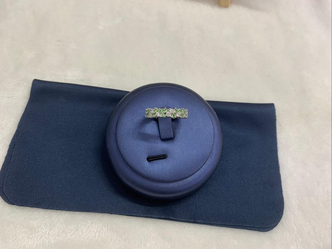 APm Monaco淡绿色水滴戒指浪漫手饰高级饰品送人生日礼物。