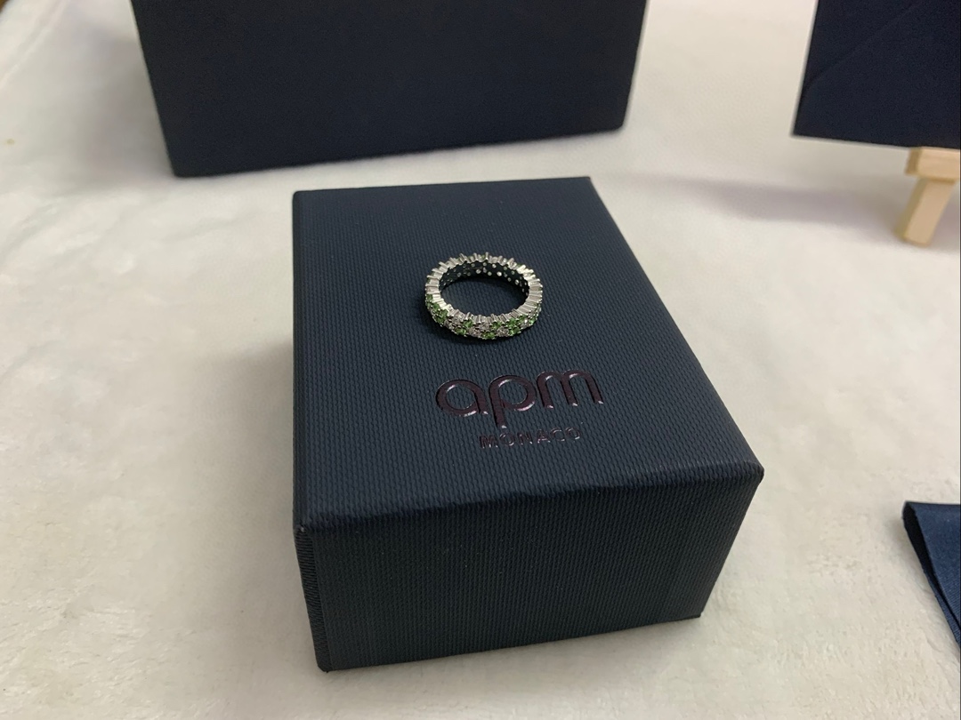 APm Monaco淡绿色水滴戒指浪漫手饰高级饰品送人生日礼物。
