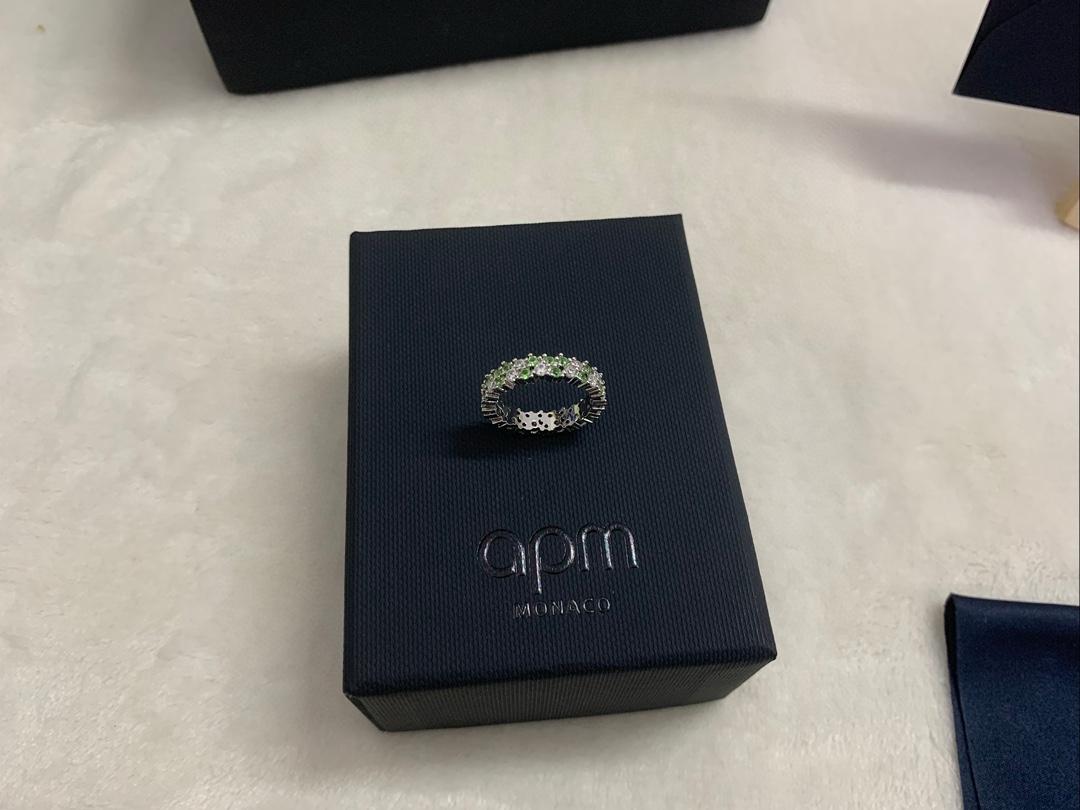 APm Monaco淡绿色水滴戒指浪漫手饰高级饰品送人生日礼物。