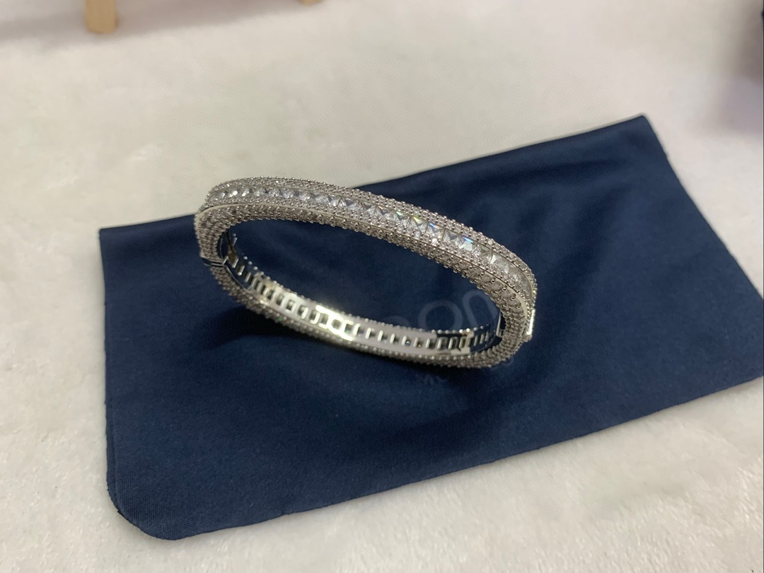 APm 密镶手镯简约气质设计感高端奢华方形手饰女。