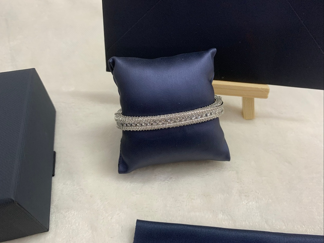 APm 密镶手镯简约气质设计感高端奢华方形手饰女。