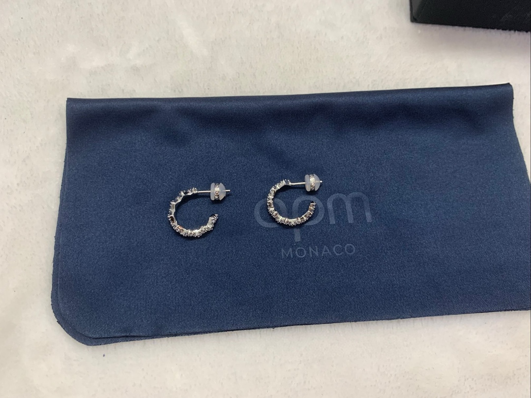 APm Monaco波浪形设计UP and Down耳环耳饰。