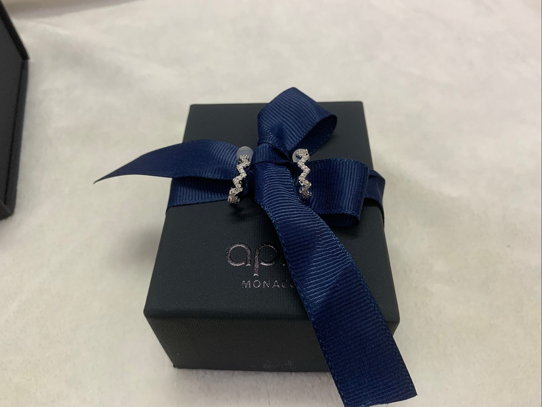APm Monaco波浪形设计UP and Down耳环耳饰。
