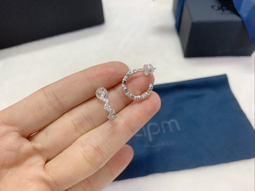 APm Monaco波浪形设计UP and Down耳环耳饰。